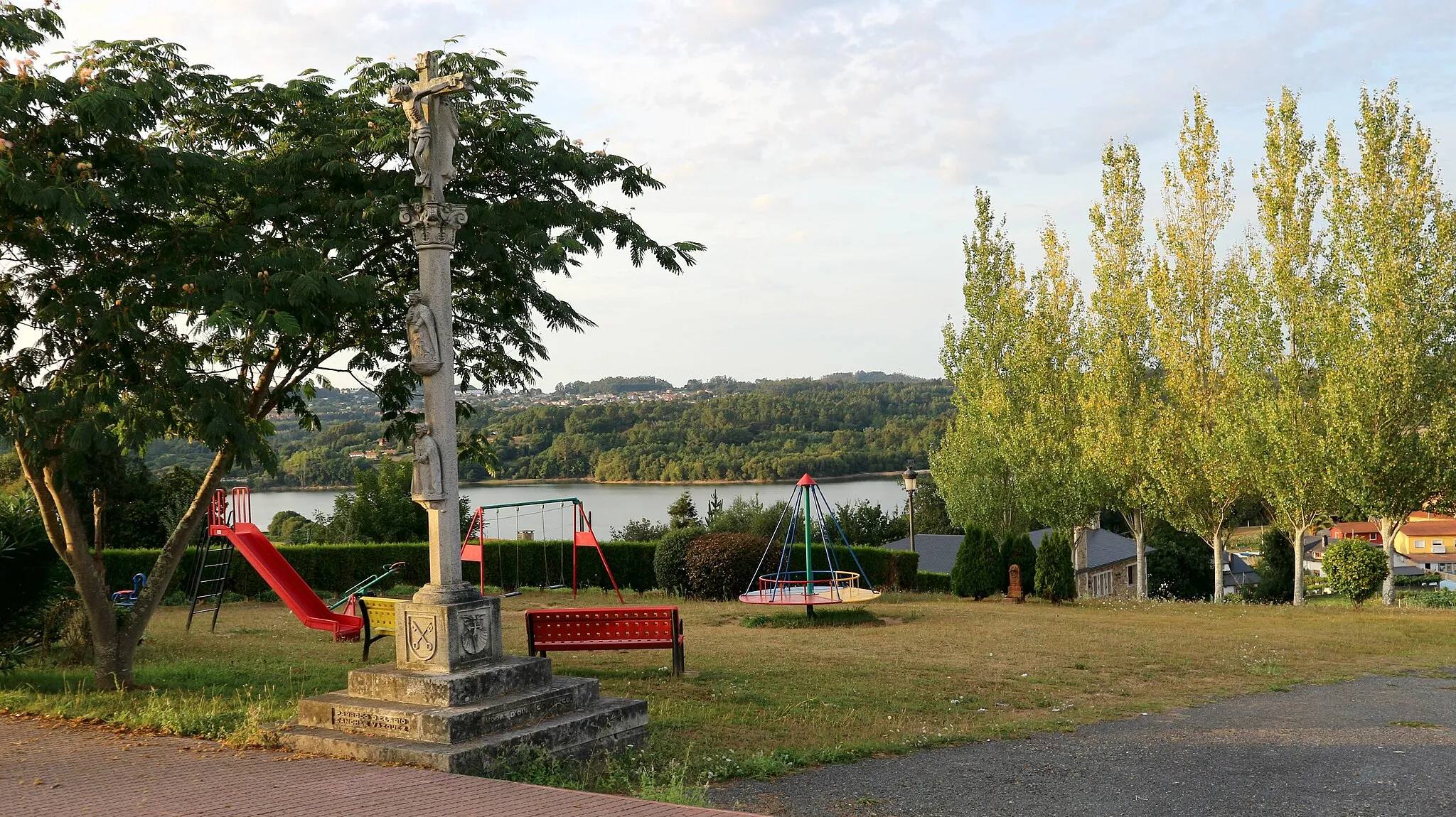 Photo showing: Cruceiro de San Pedro de Crendes. Vista ao encoro de Cecebre ao fondo. En Crendes, Abegondo.