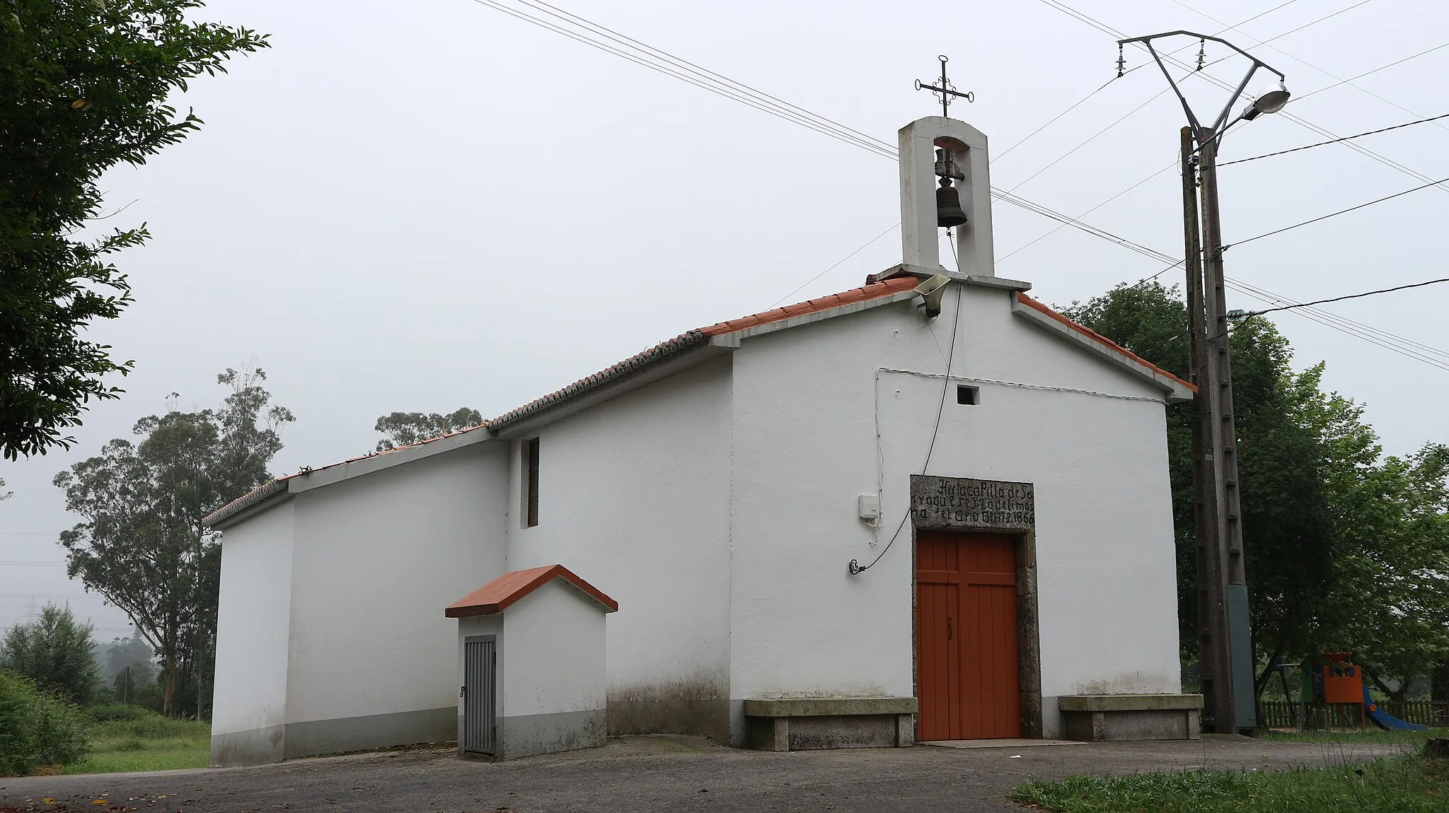 Photo showing: Capela de San Roque e parque nas Travesas. As Travesas, Beira, Carral.