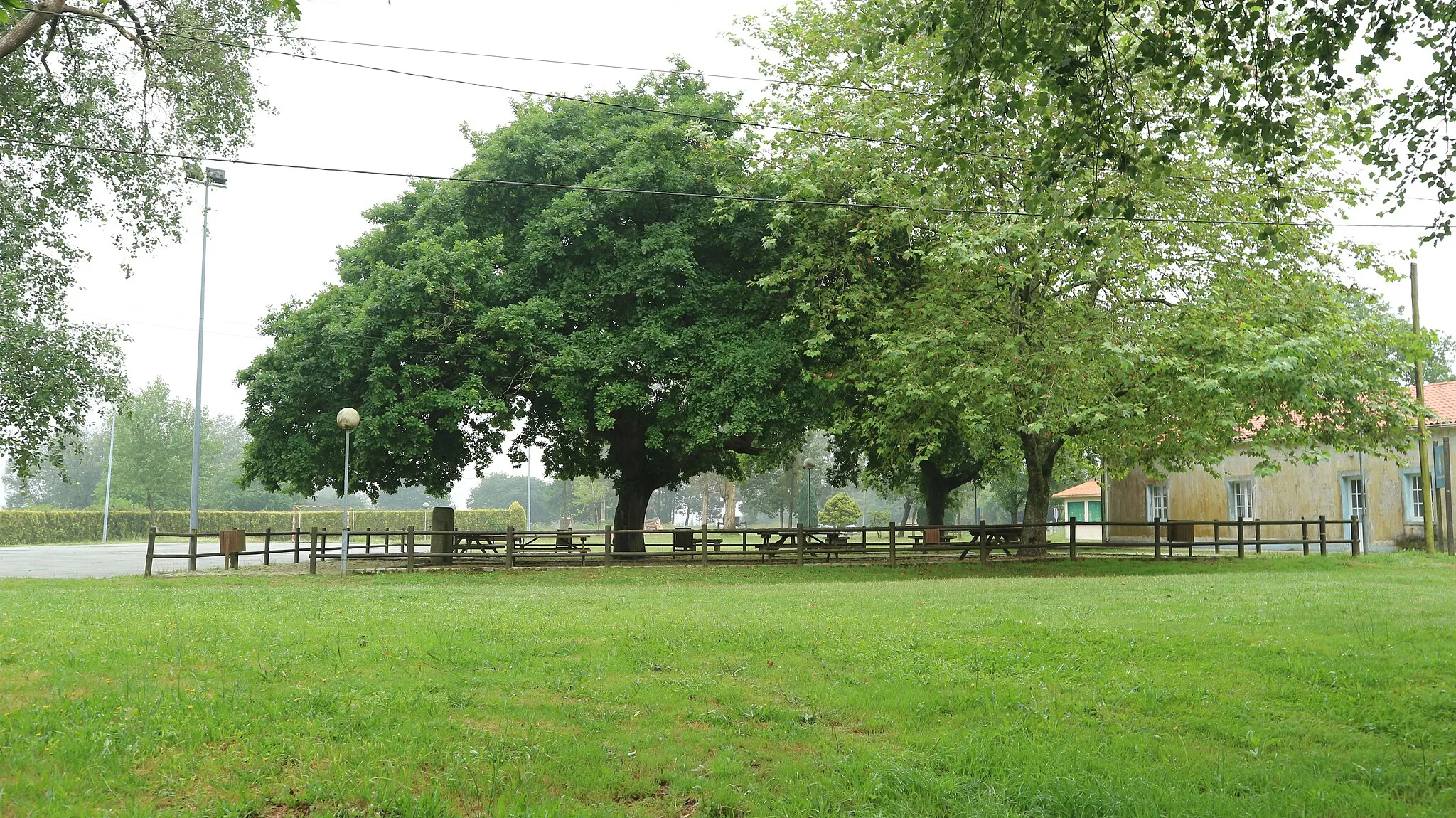 Photo showing: Capela de San Roque e parque nas Travesas. As Travesas, Beira, Carral.