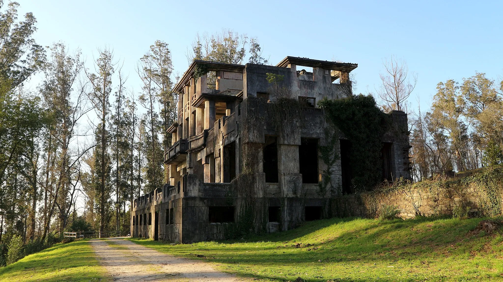 Photo showing: Antigo sanatorio tuberculoso de Cesuras. O Paraxón, Bragade, Cesuras.