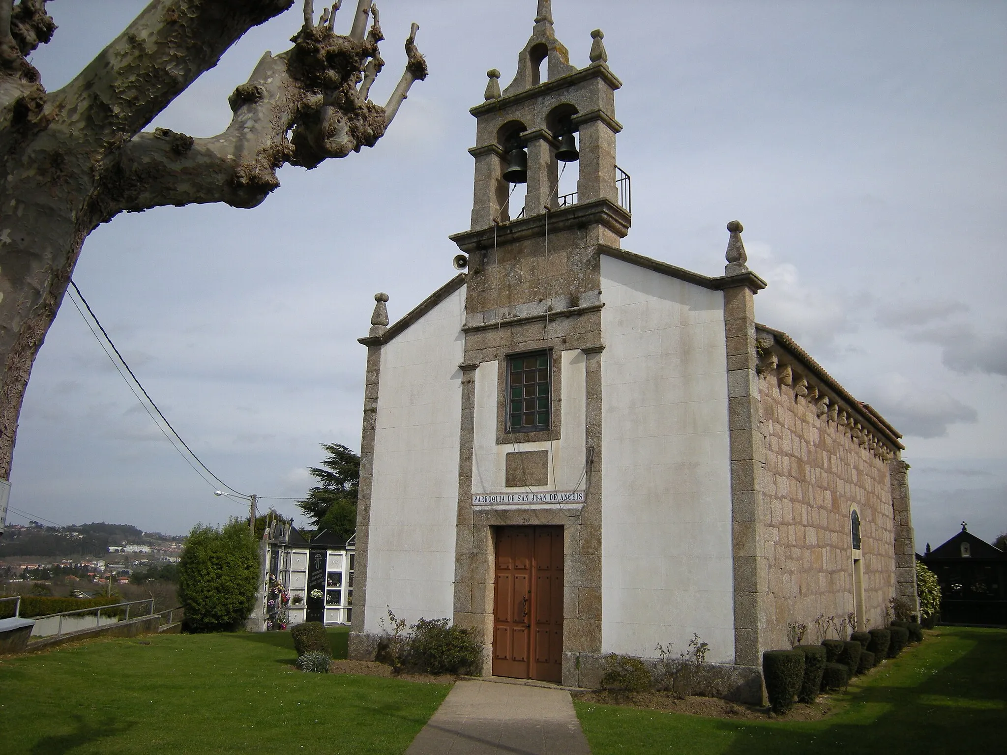 Photo showing: Iglesia románica construida en el siglo XII, que sufre reformas posteriores en su frontal y cabecera.