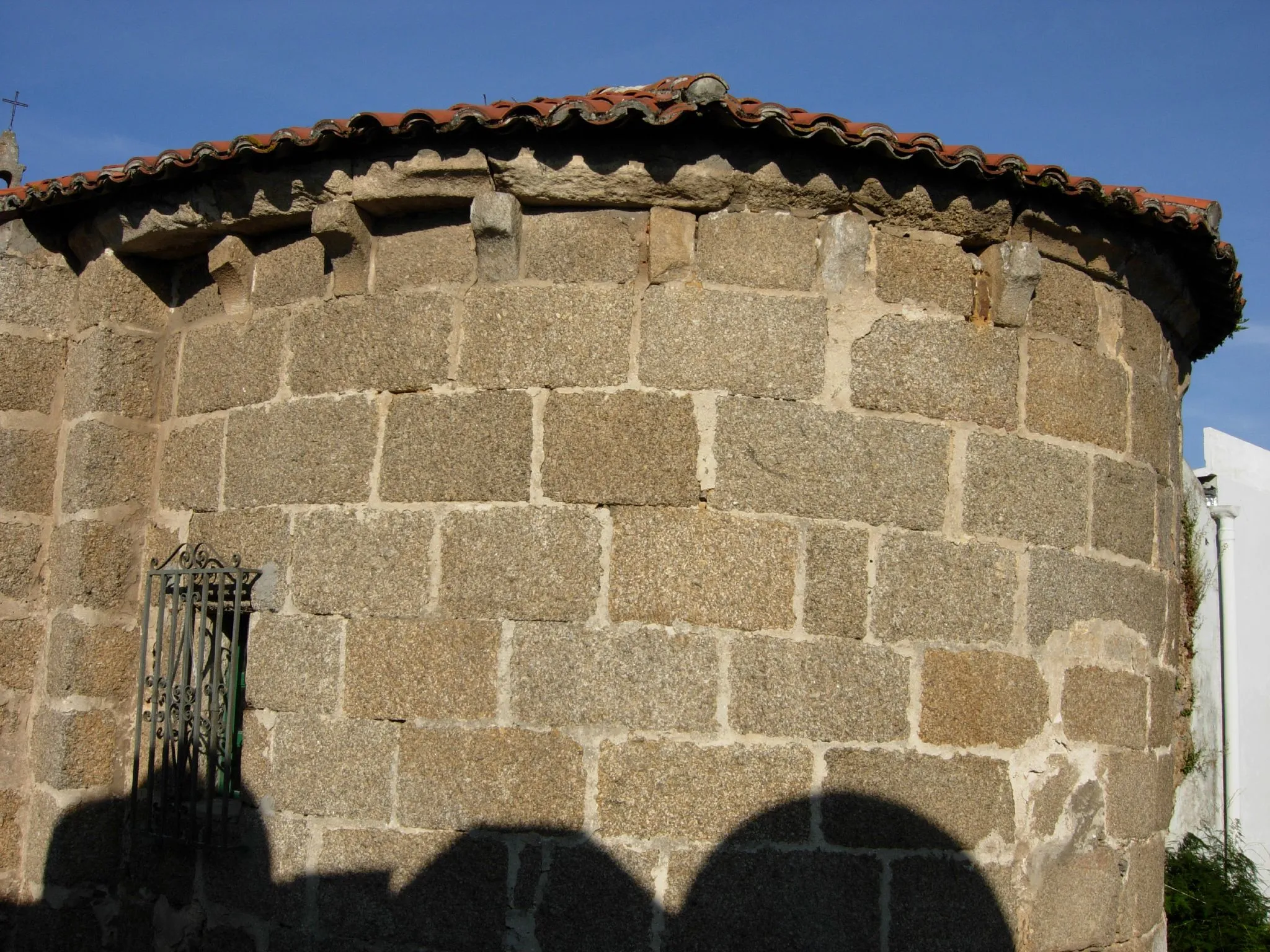 Photo showing: Ábside semicircular con canecillos algo deteriorados por el tiempo.