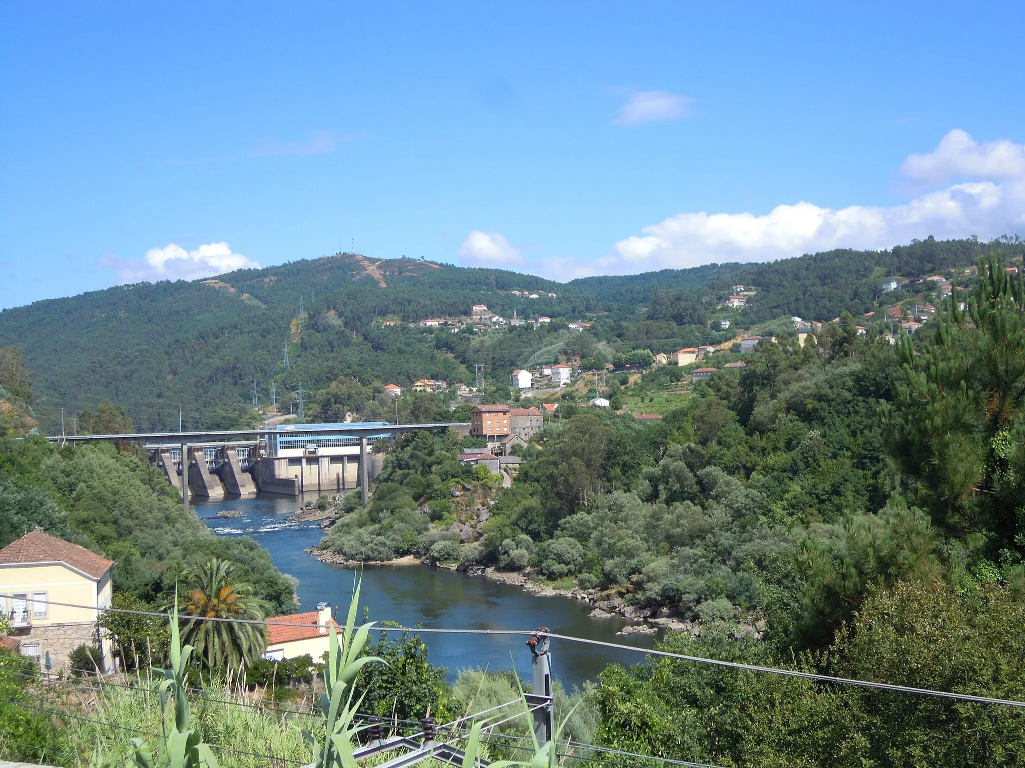 Photo showing: Encoro da Frieira, no río Miño, desde A Frieira (Crecente) Categoría:Imaxes de Quintela
Categoría:Imaxes do río Miño
Categoría:Imaxes de encoros de Galicia

Categoría:Imaxes de Desteriz