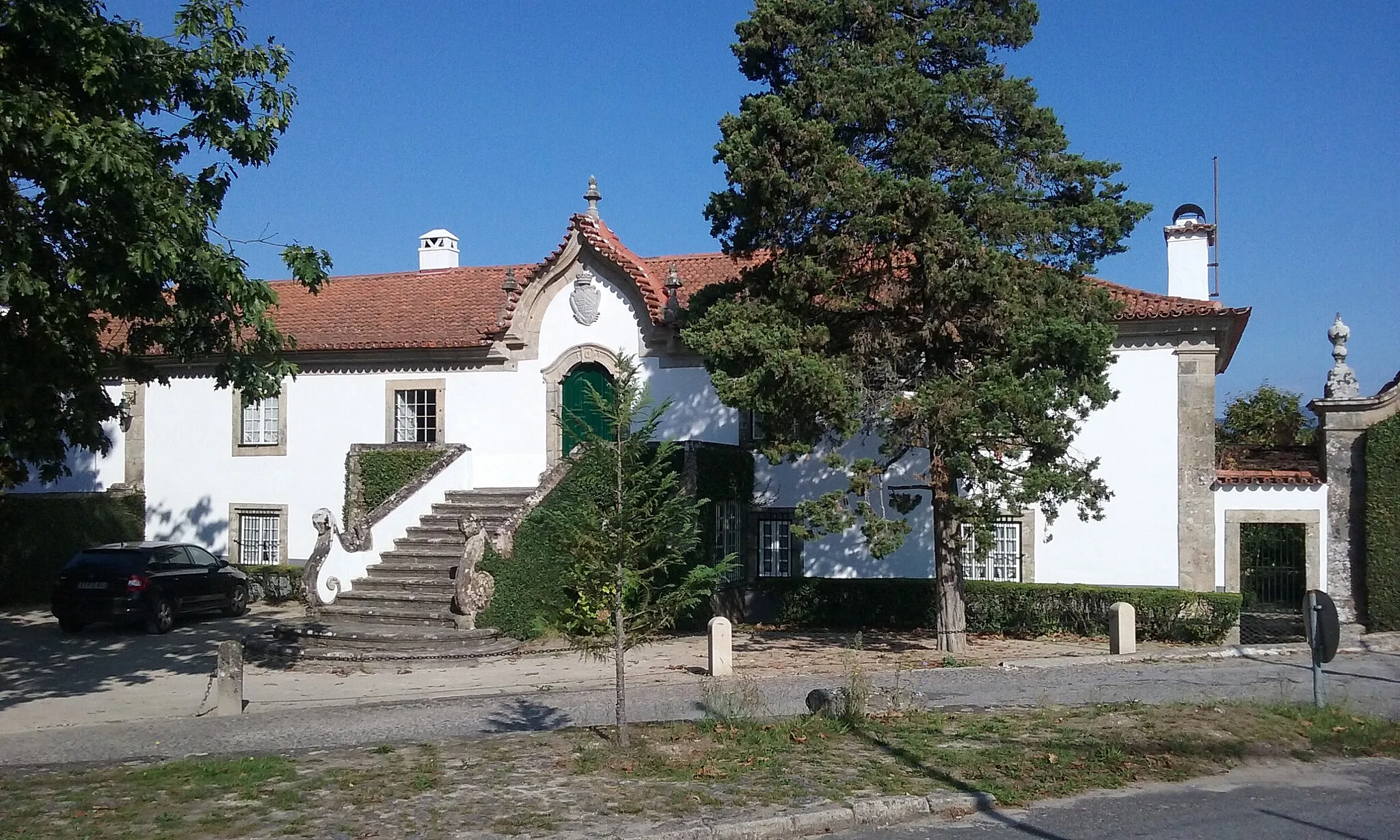 Photo showing: Casa da Coutada (jardim, portão, largo e árvores) - solar em Arcos de Valdevez, Portugal