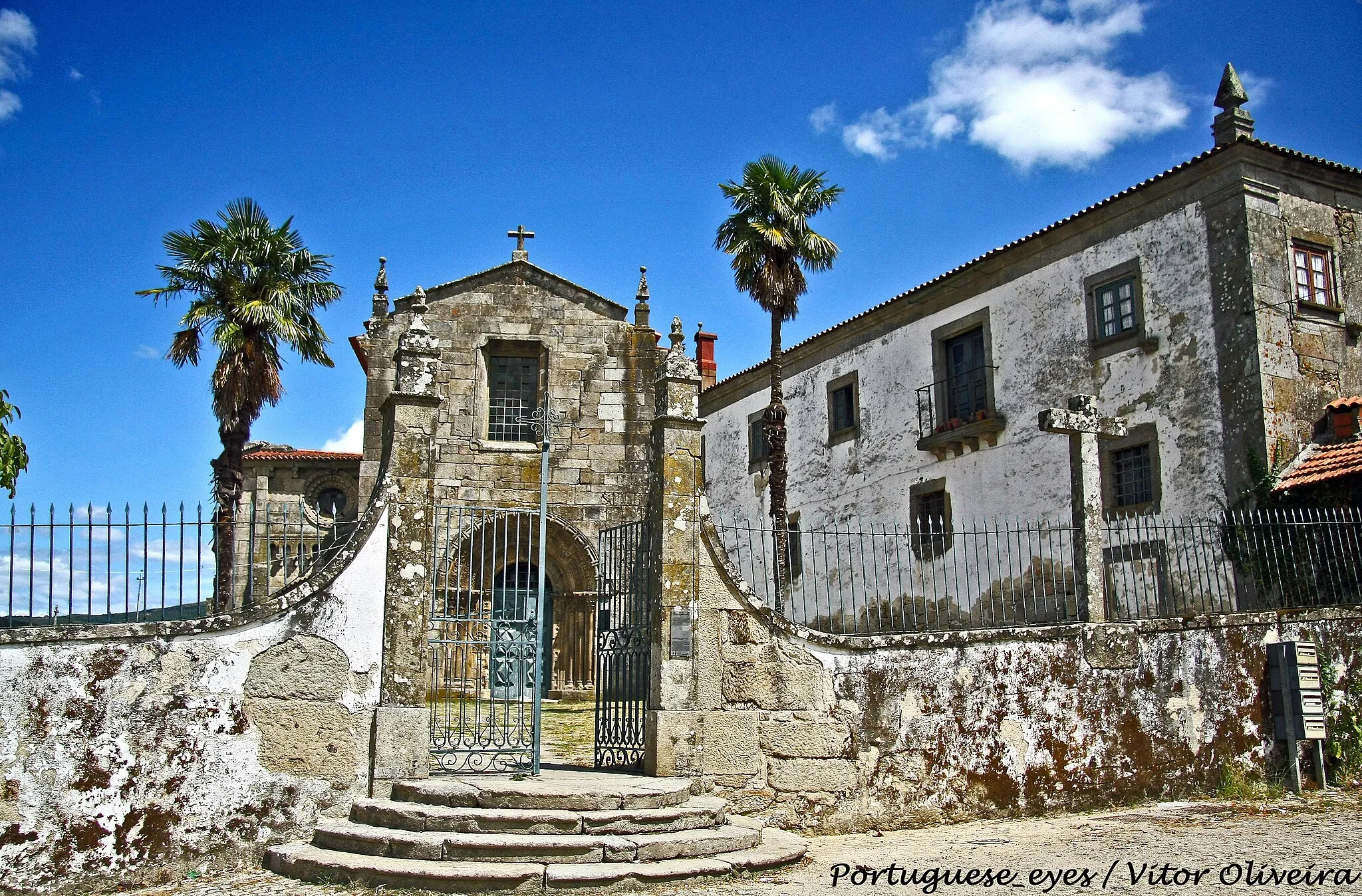 Photo showing: A igreja paroquial de Paderne pertenceu a um antigo mosteiro. A sua fundação, no século XII, é atribuída a D. Paterna, viúva do conde Hermenegildo, senhor de Tui, que nestas terras possuía, entre outras propriedades e aldeias, uma grande quinta. Aqui se recolheu com suas quatro filhas e outras nobres donzelas galegas que a quiseram acompanhar.
Era, de início um convento de freiras ao qual D. Afonso Henriques concedeu couto (em 1141). No século XIII, o cenóbio passou para os cónegos regrantes de Santo Agostinho. No reinado de D. Afonso III, o convento teve como prior D. João Pires, aliado e protegido do monarca e encarregado da construção da igreja, concluída e sagrada em 1264. Nos finais do século XVI, empobrecido pelos comentários, passou, por determinação de D. Sebastião, para os crúzios de Coimbra.
Bastante alterado no decorrer dos tempos, o templo, relevante monumento românico, conserva um aspecto imponente para o qual contribui o duplo portal. Apresenta, ao lado do pórtico principal de acesso à nave, outro portal mais amplo, de feição lombarda, com três arquivoltas e seis colunelos decorados com lavores notáveis. O portal principal revela esmerada decoração fitomórfica e geométrica. O interior é muito simples, de uma só nave, baixa, largo transepto e três capelas quadrangulares na cabeceira, com uma especialidade e organização bem adaptada rural do século XIII. www.cm-melgaco.pt/portal/page/melgaco/portal_municipal/mu...

See where this picture was taken. [?]