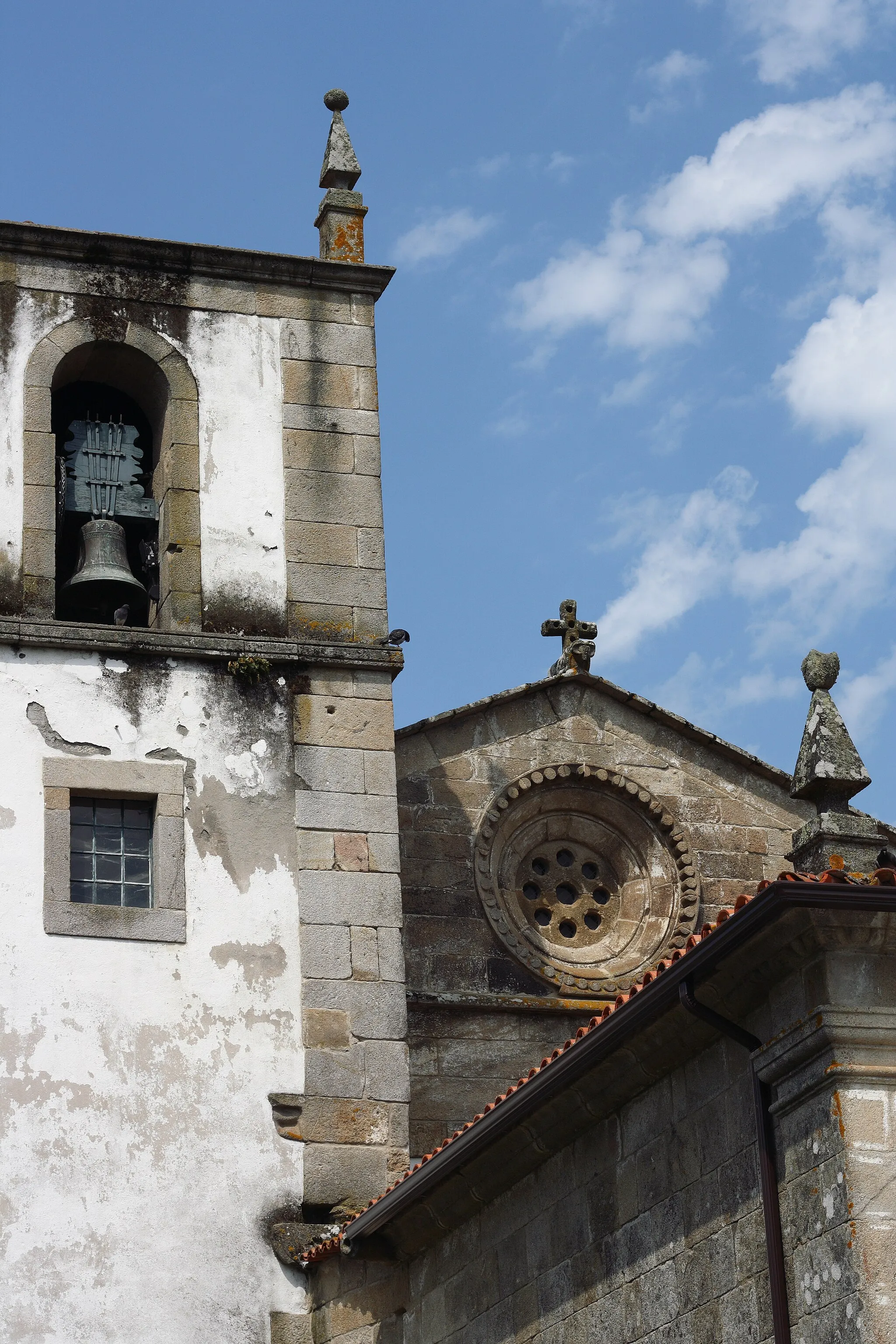 Photo showing: Katholische Kirche São Salvador in Paderne (Melgaço) in der Região Norte (Portugal), romanische Rosette und Glockenturm