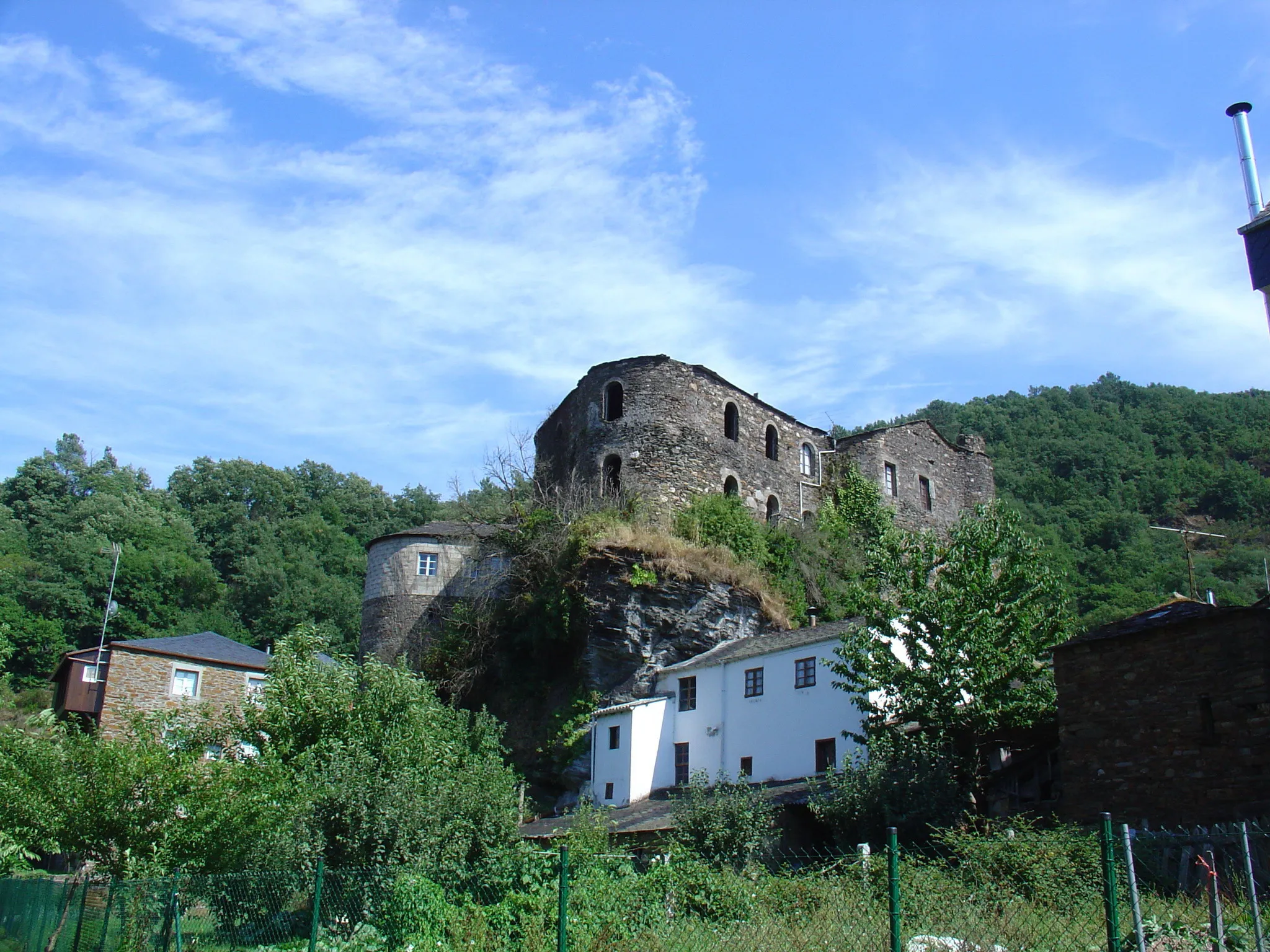 Photo showing: Castillo romano - Navia de Suarna 2004