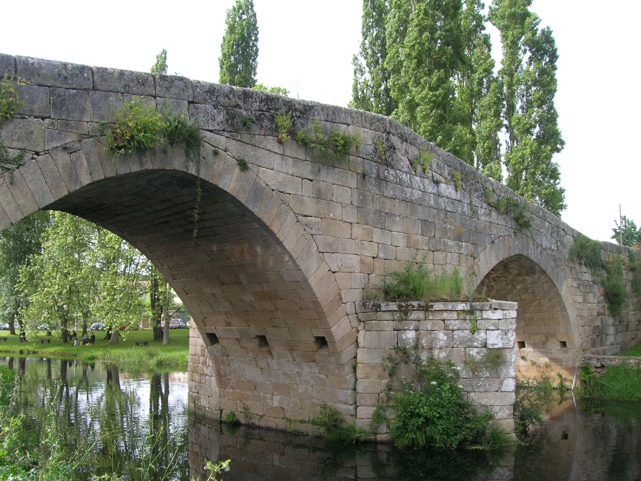 Photo showing: Puente románico del siglo XII.

Presenta una estructura formada por dos arcos de medio punto, aunque fue reparado y reconstruido en 1765.