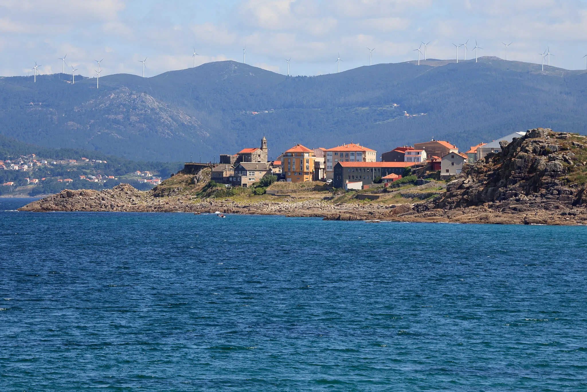 Photo showing: View of the surroundings of the church of A Atalaia from the dock of Arnela. Porto do Son, Galicia (Spain)