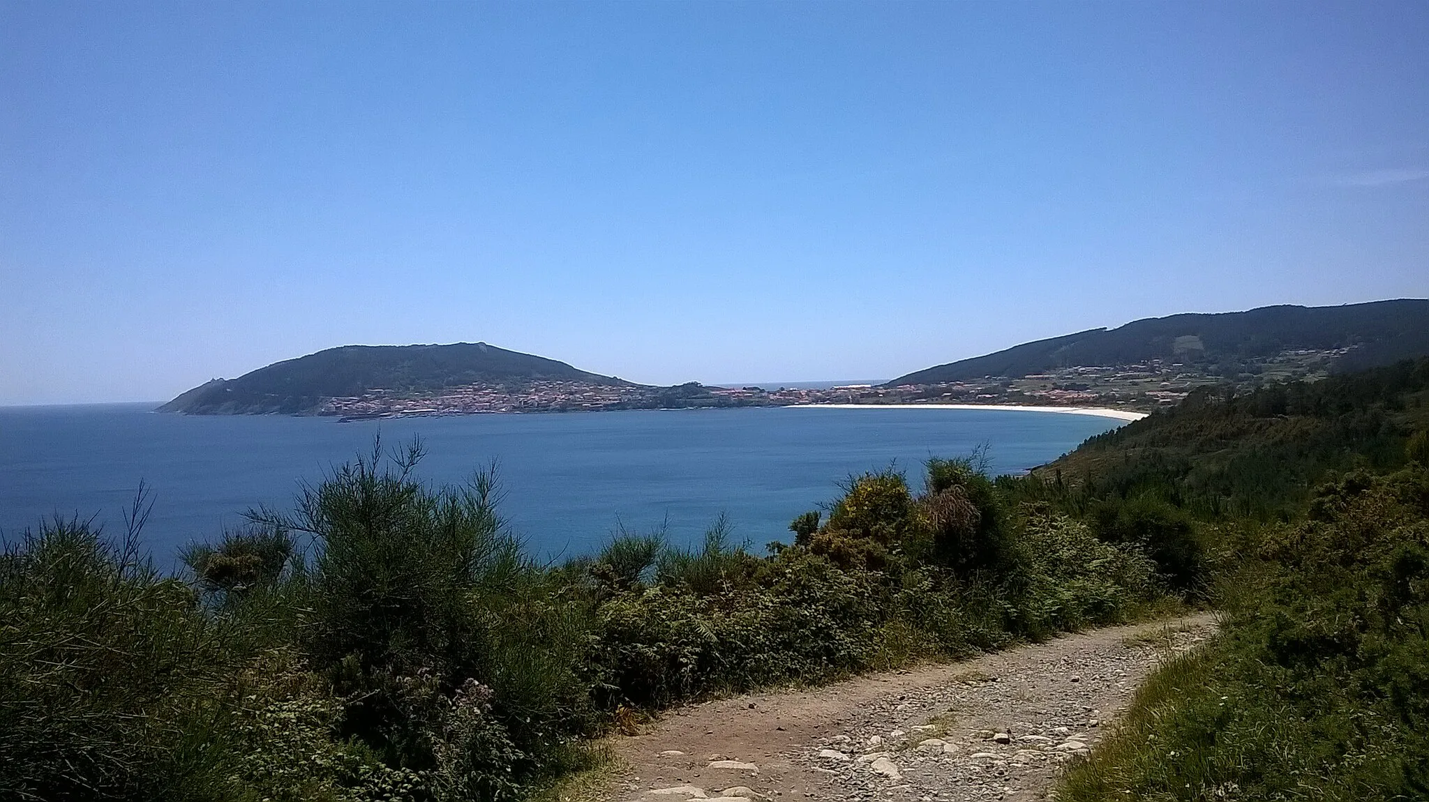 Photo showing: No Camiño de Fisterra aparece, ó lonxe, o destino do peregrino. Á esquerda, o Faro; no centro, Fisterra; á dereita, a praia de Langosteira.
