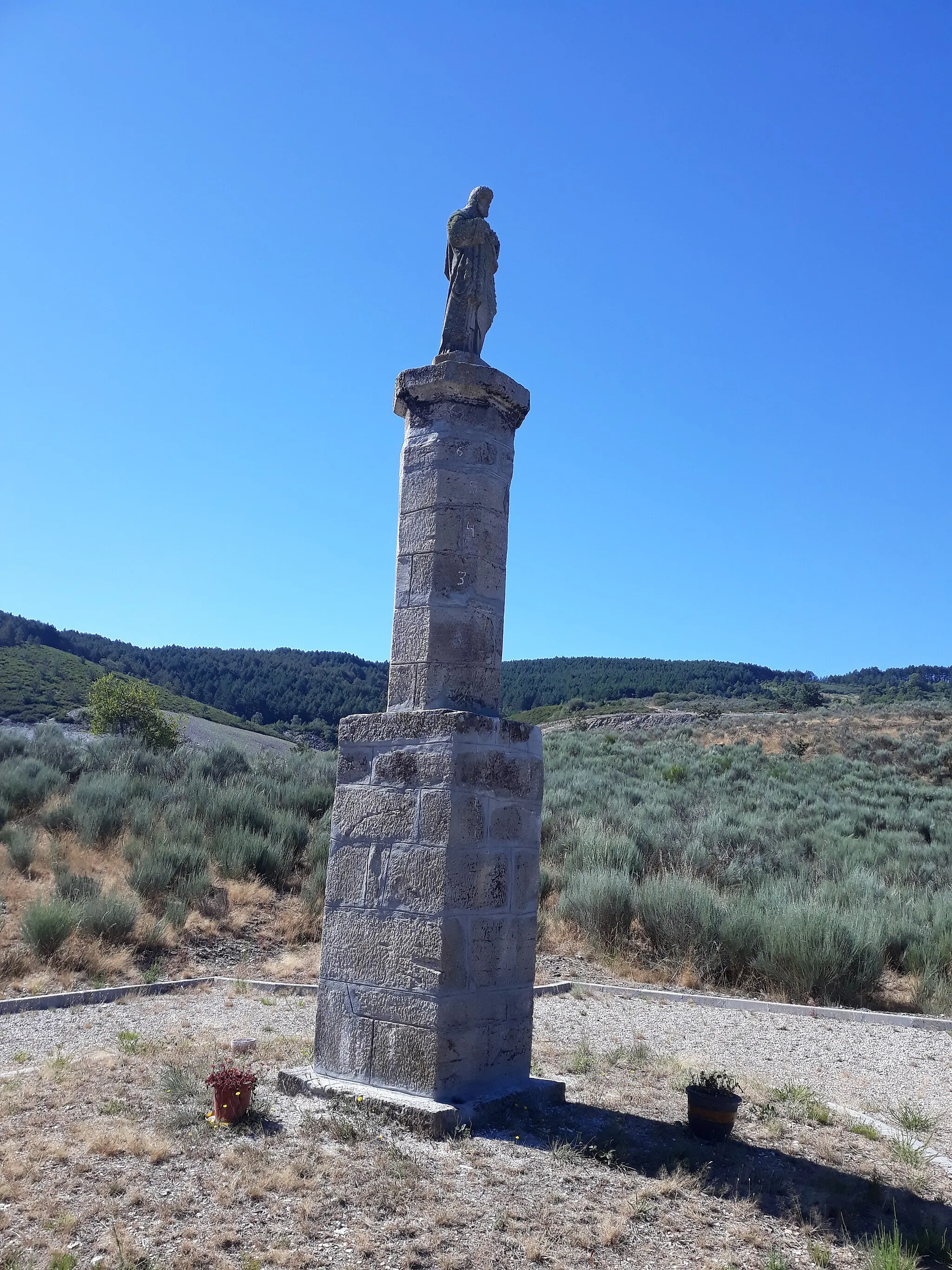 Photo showing: Statue beside the Way of St. James (Sanabrian Way) on the approach to Campobecerros. Galicia, Spain.
