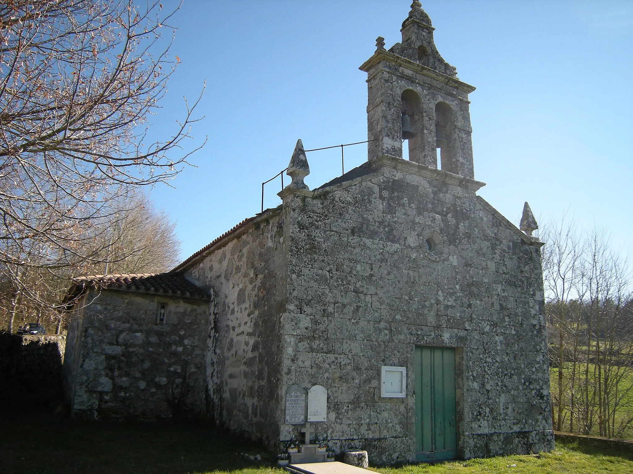 Photo showing: En el concello de O Saviñao, y cercana a la iglesia de San Martiño da Cova, se encuentra esta iglesia construida a principios del siglo XIII y de la que solo conserva su cabecera de esa época.