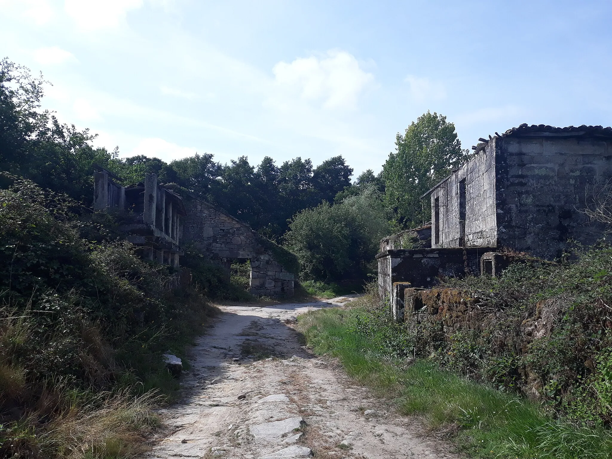 Photo showing: Ruined farm buildings by Ponte de Sobreira, on either side of the Way of Saint James (Sanabria Way). Ourense Province, Galicia, Spain.