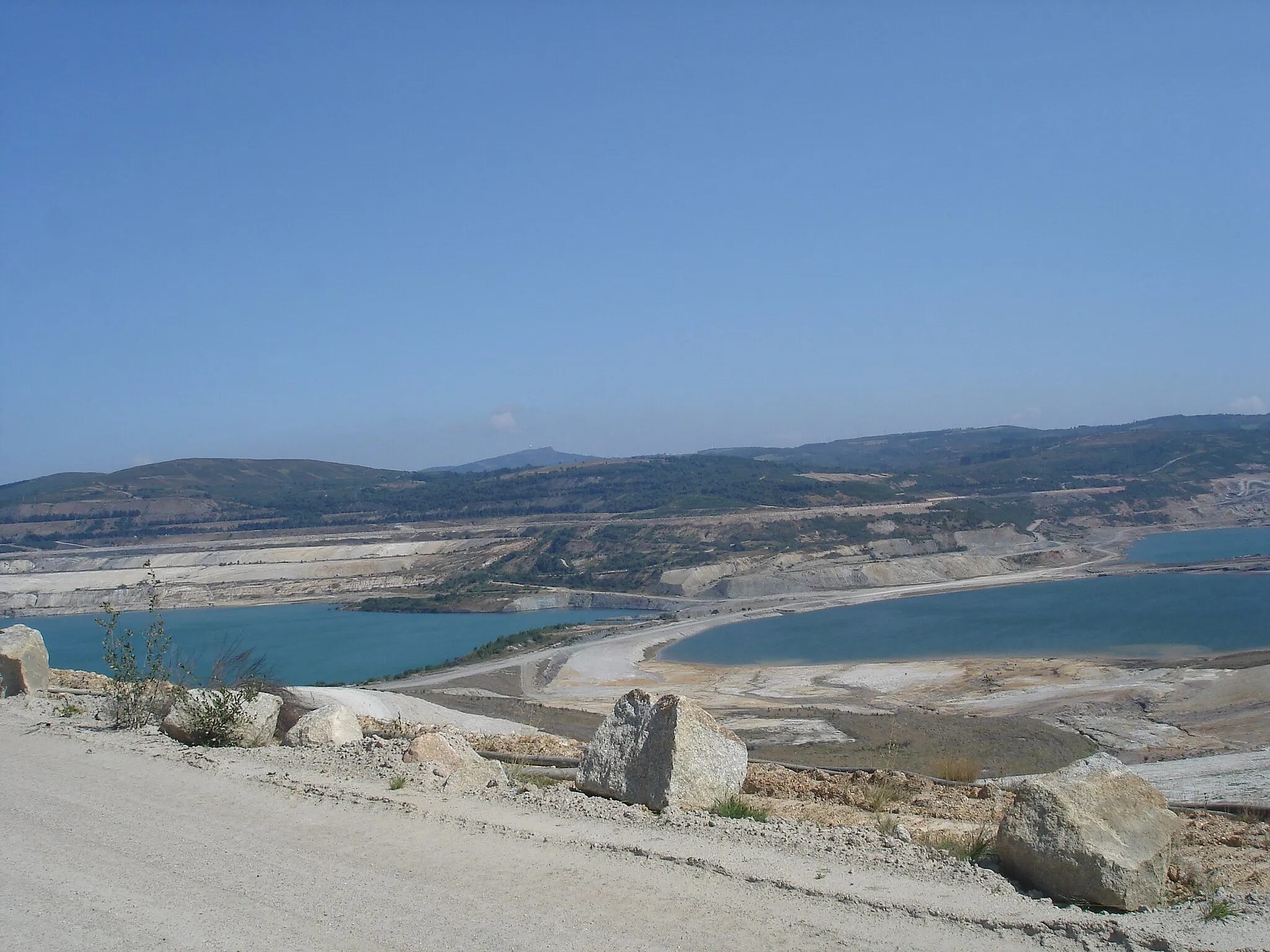 Photo showing: Mina de lignito das Pontes en proceso de formación dun lago artificial. Nesta imaxe pode observarse a novo lago creado durante o último ano.
