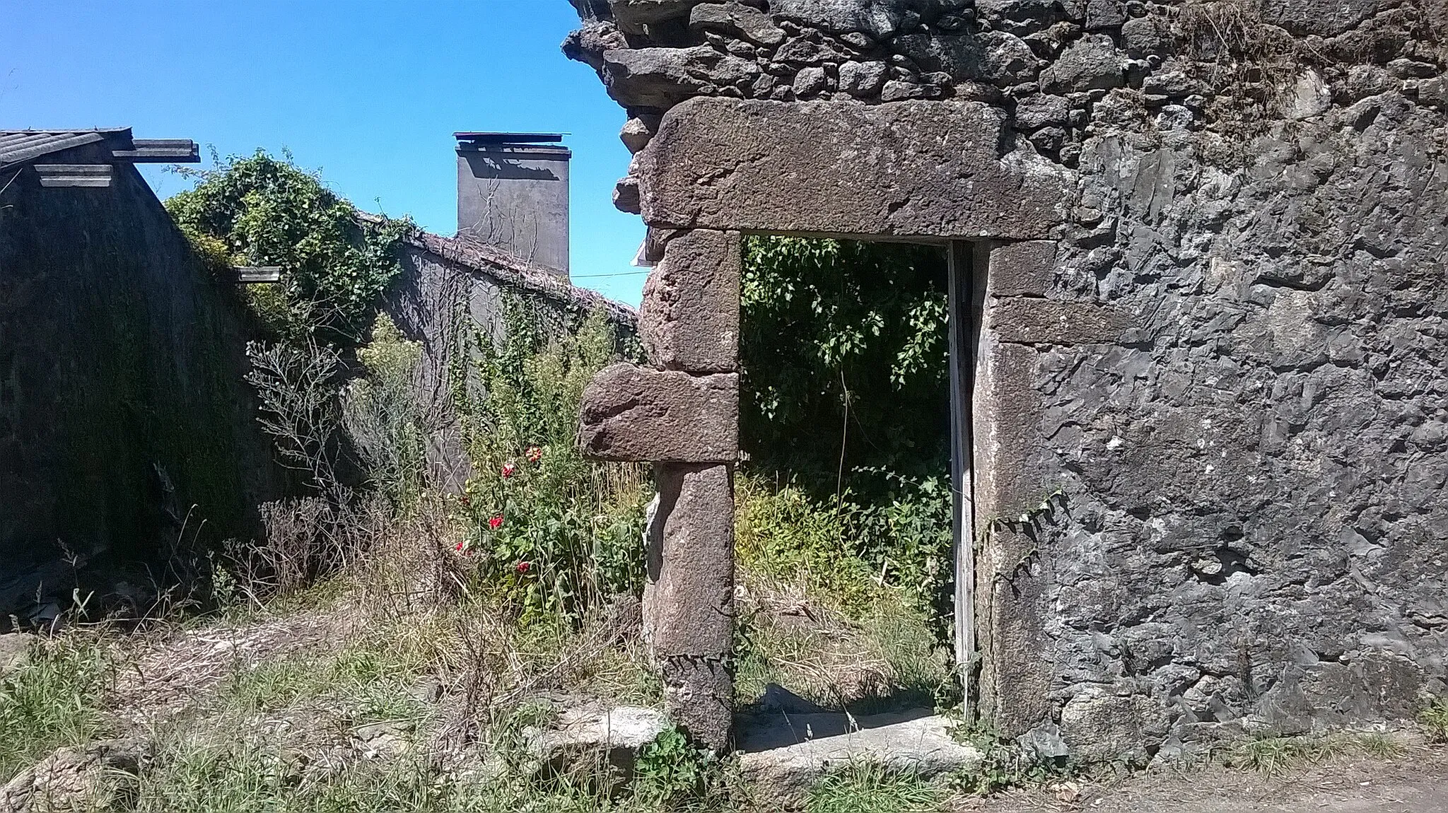 Photo showing: Vella casa, semiderruída, en Padrís, lugar de Sardiñeiro (Fisterra), á beira do Camiño de Fisterra