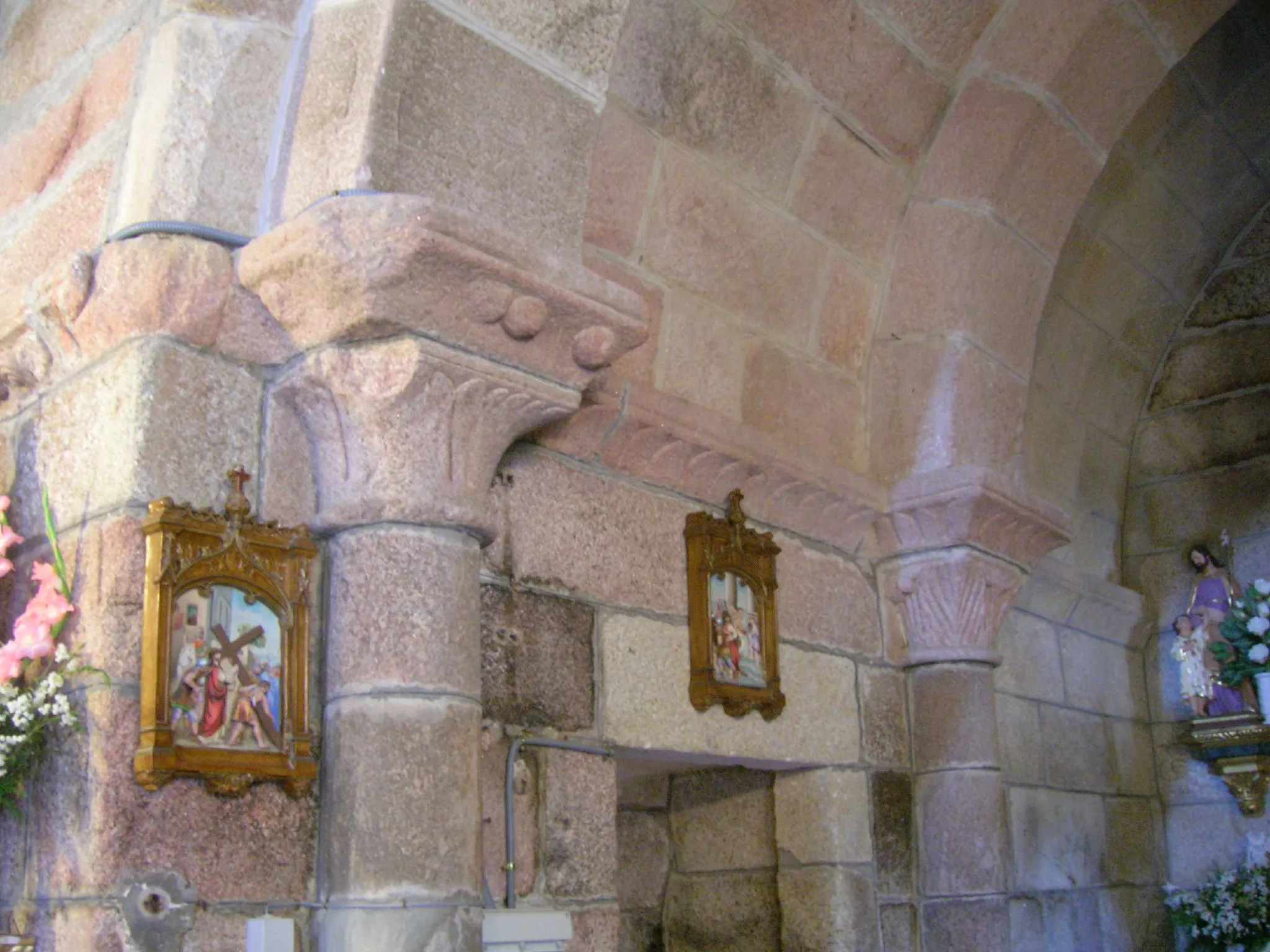 Photo showing: Capiteles en el interior de la iglesia.