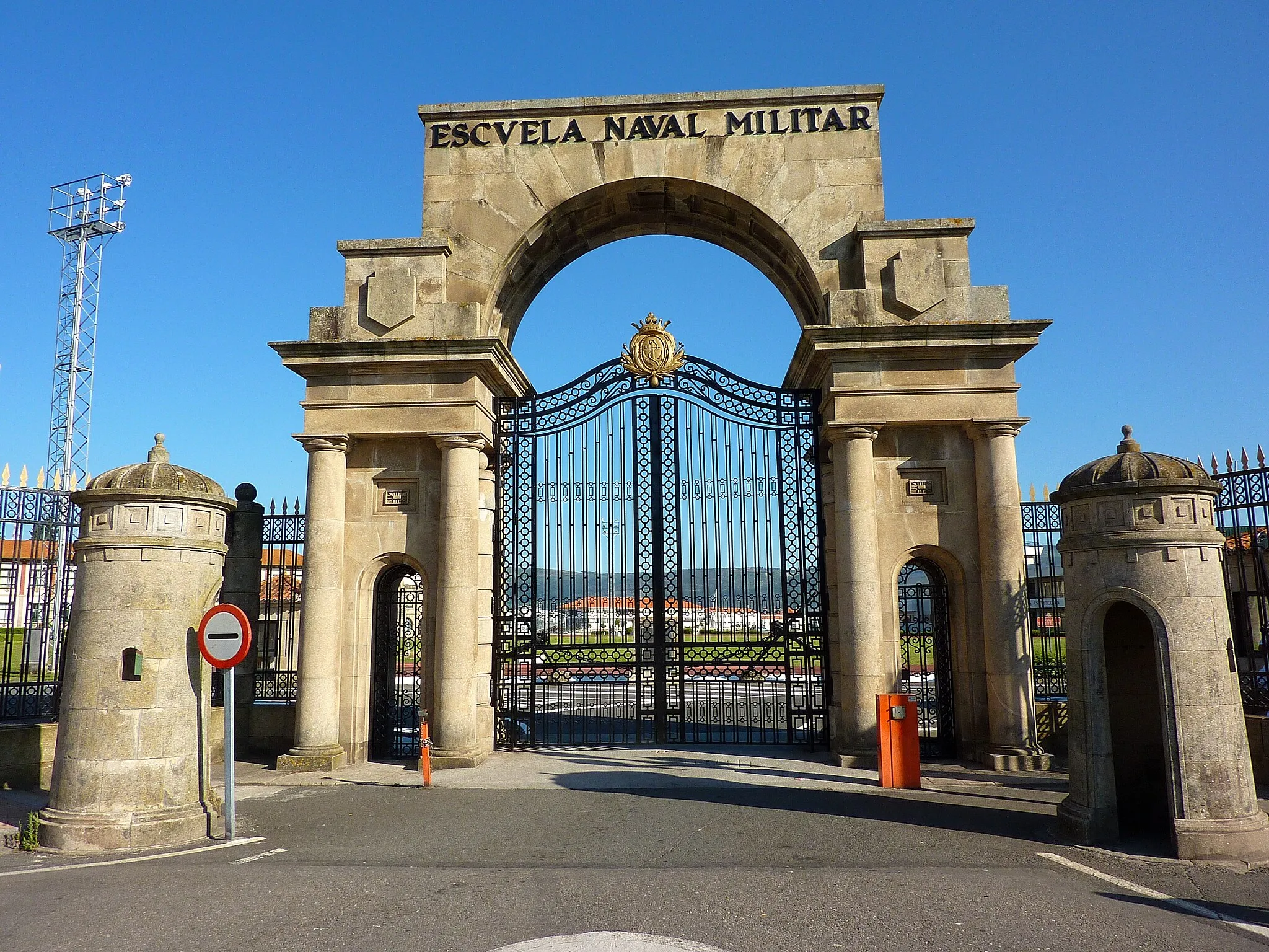 Photo showing: Entrada de la Escuela Naval Militar de la Armada Española.