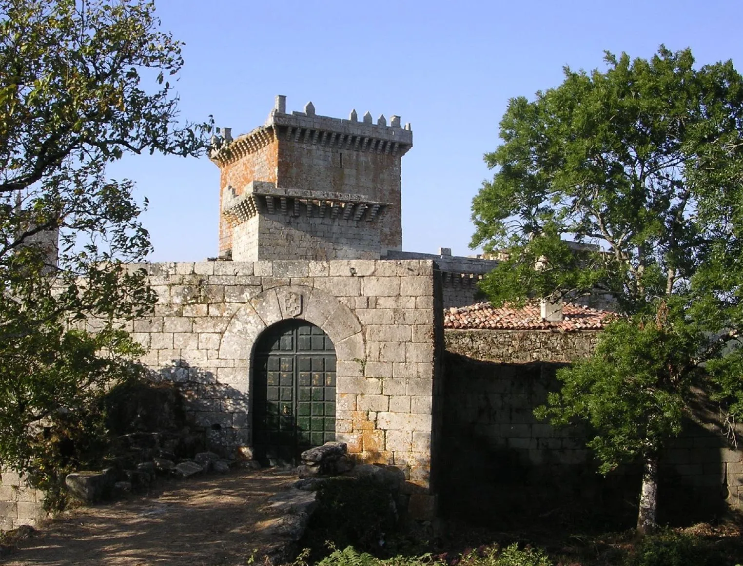 Photo showing: The private Castle of Pambre is the best example of Galician Military architecture.  Looks like they've done some work as there is no longer vegetation growing from the towers. The castle has now been sold to the Spanish Government who have no funds for restoration, so the vegetation is growing again. The grounds of the castle are open to the public free of charge, but beware of the guard dog.