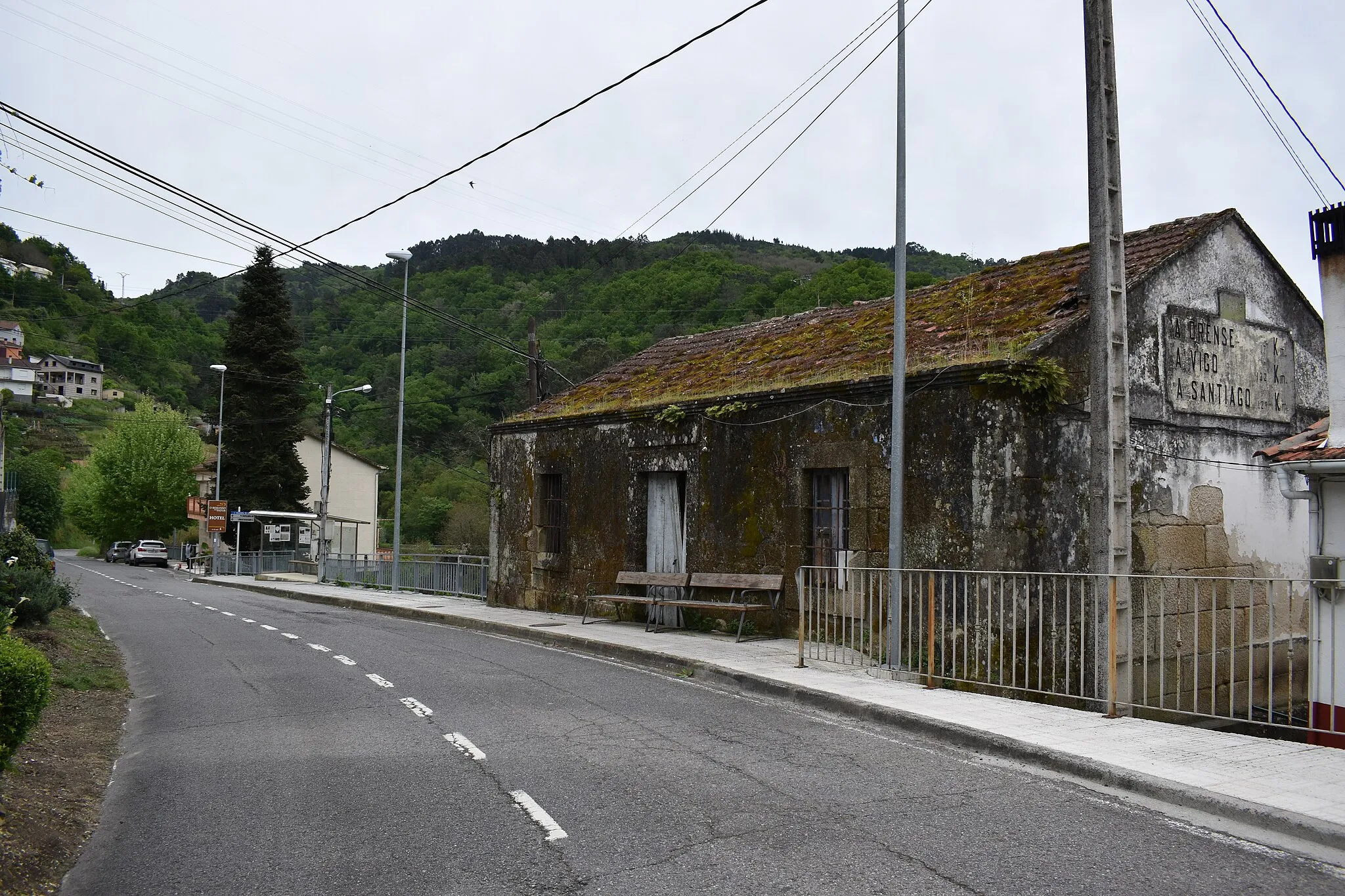 Photo showing: Caseta de peóns en Penalba (Viñoás, Nogueira de Ramuín), nun tramo vello da estrada C-546
