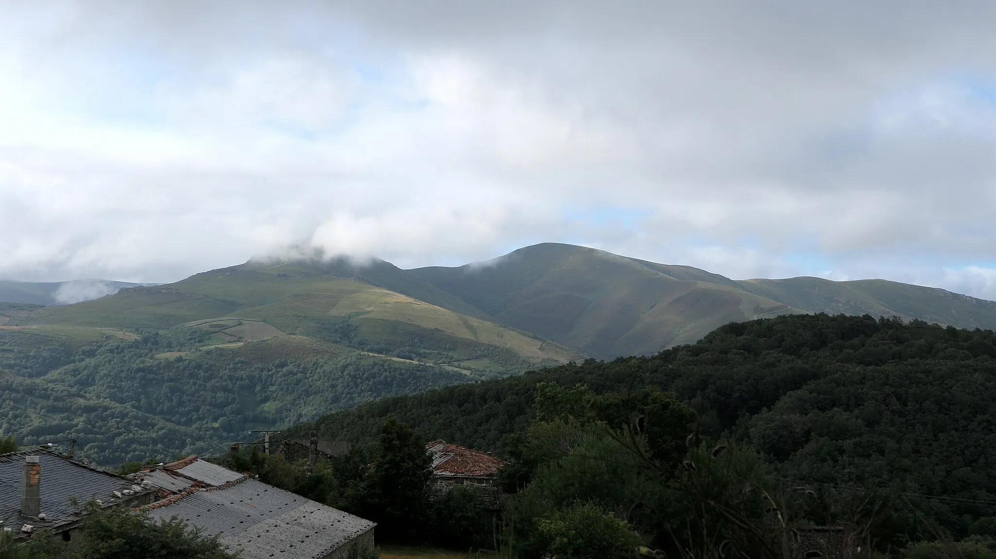 Photo showing: Cumes da Ponte e As Travesas da Queixa vistas desde San Fiz, A Cadeliña. Chandrexa de Queixa.