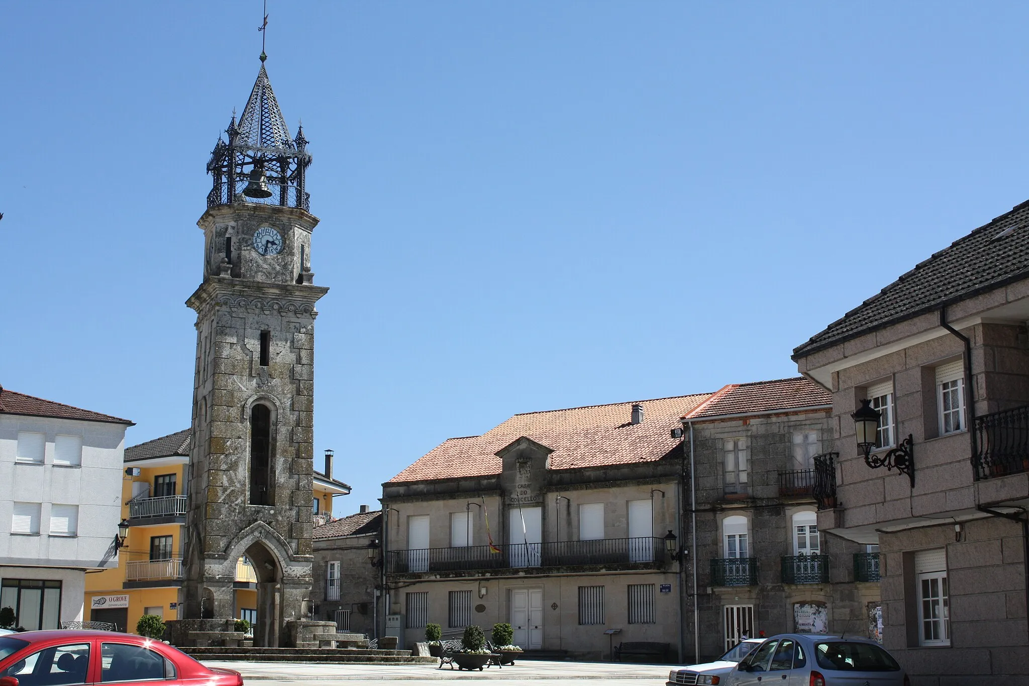 Photo showing: Praza do reló e, á dereita, o edificio do concello (San Cristovo de Cea, Ourense).