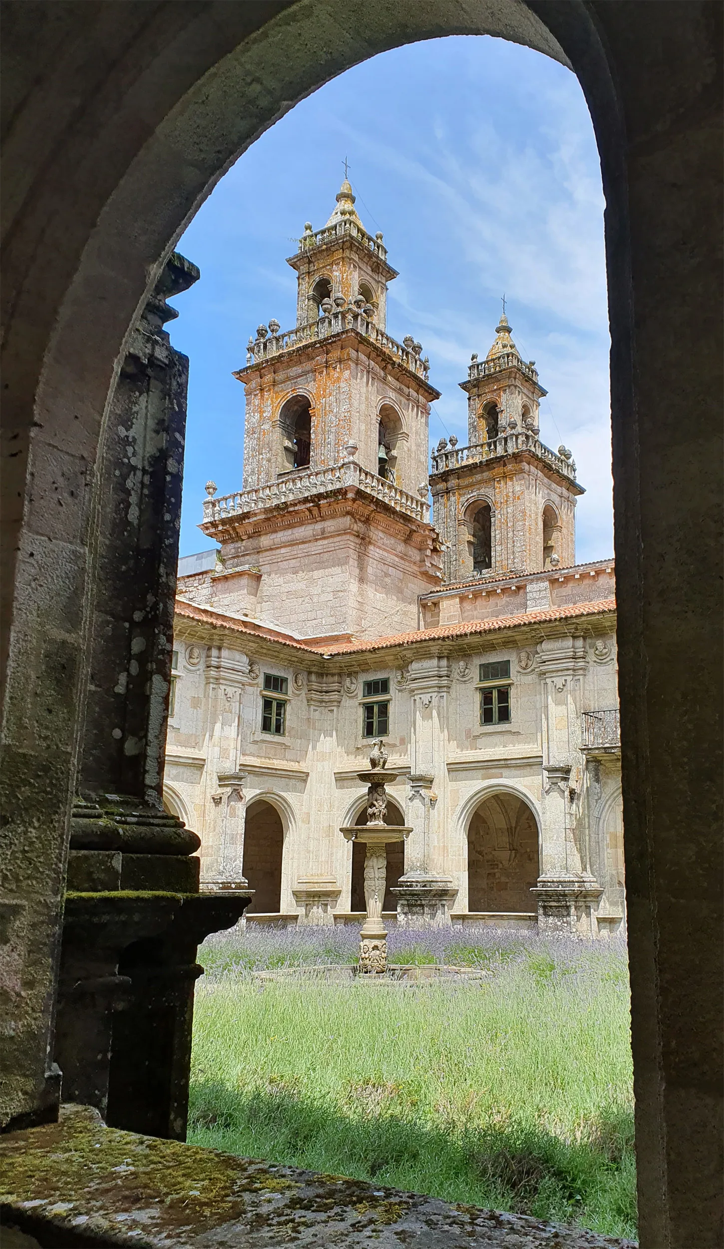 Photo showing: Torres da Igrexa Abacial vistas desde o Claustro de Medallóns do Mosteiro