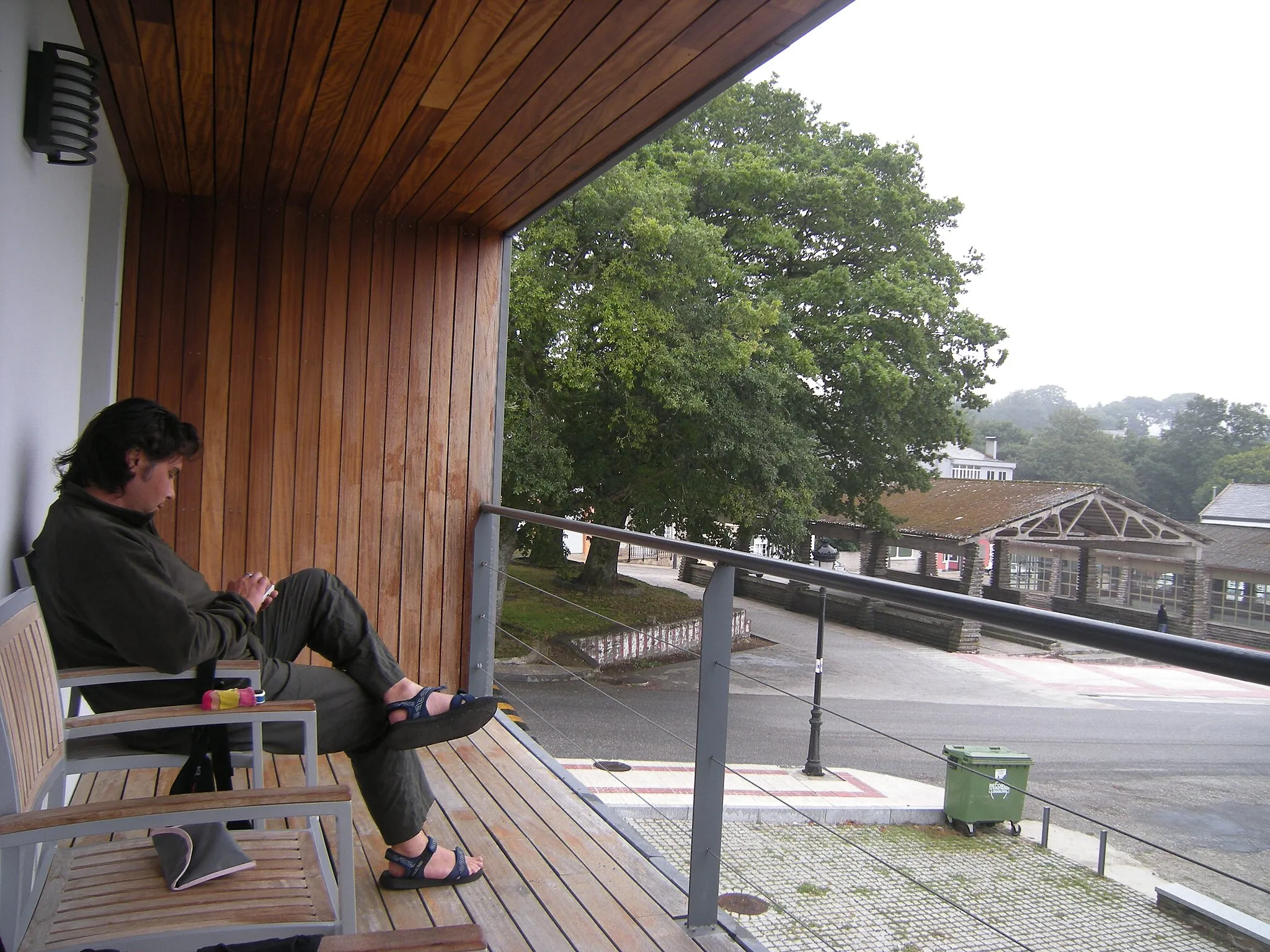 Photo showing: Descansando en la terraza del albergue de peregrinos de Gontán.