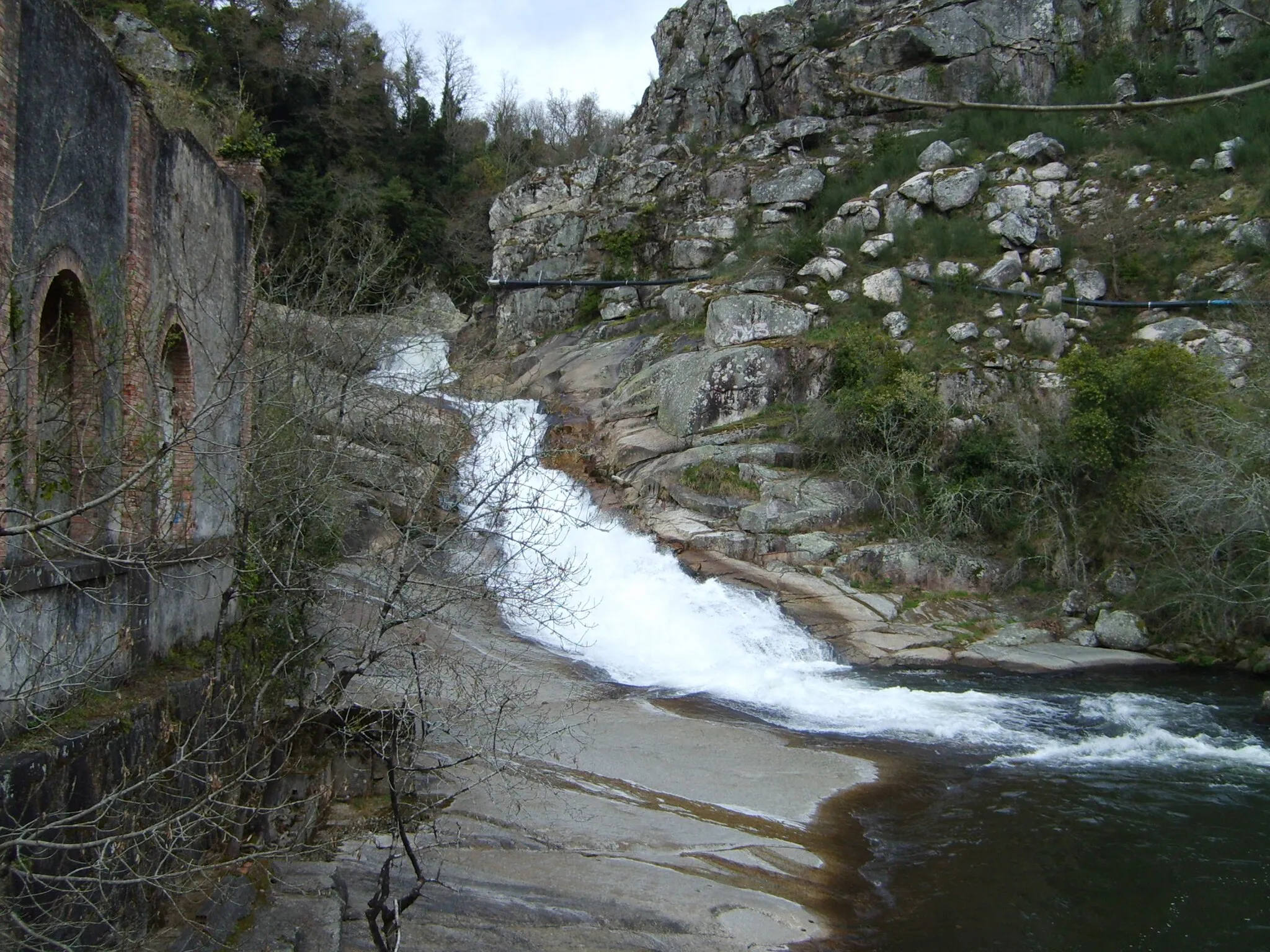 Photo showing: Waterfall in the Rio Umia (near Caldas de Reis, Galicia, Spain)