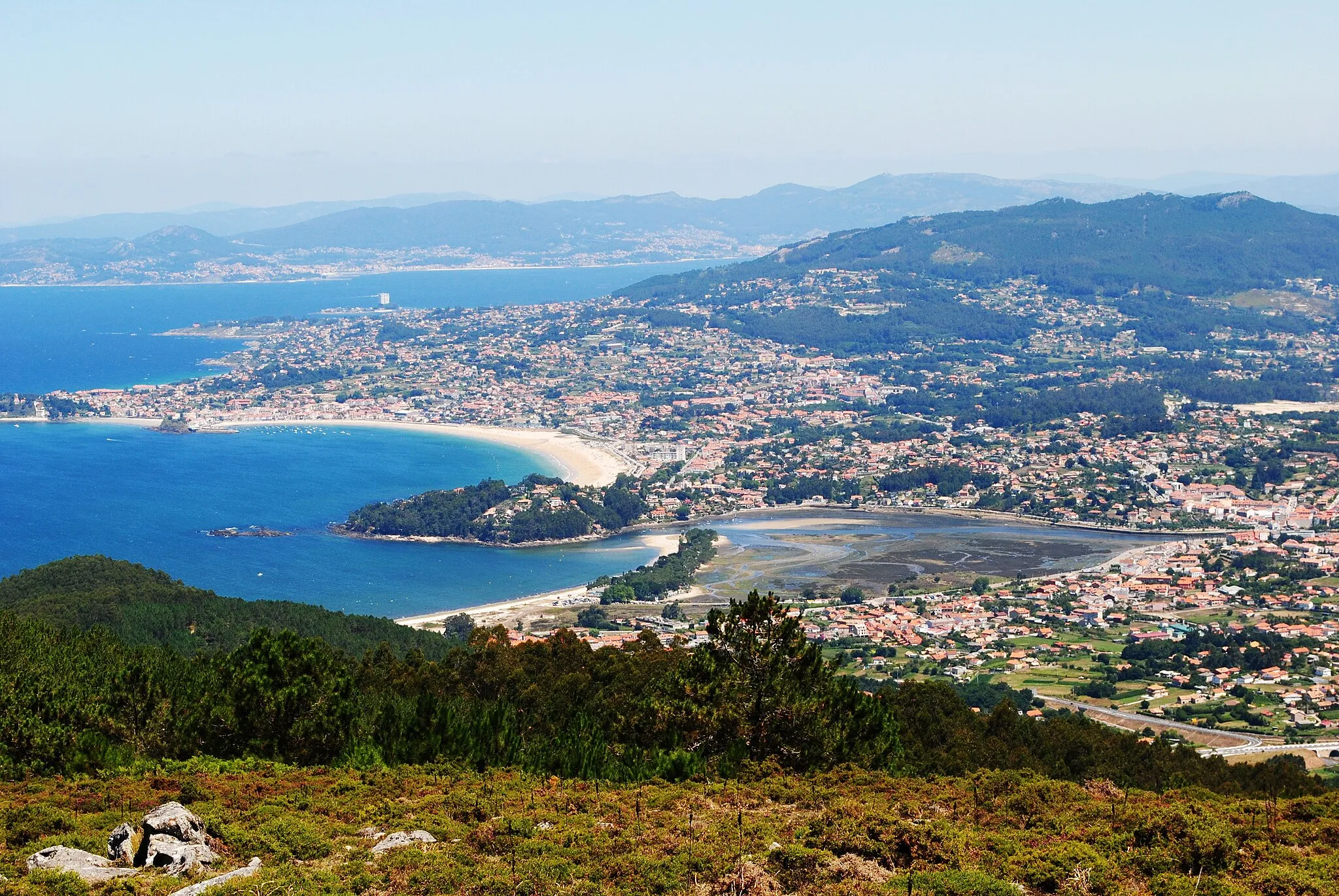 Photo showing: Desembocadura do Miñor, monte Lourido, praia América...