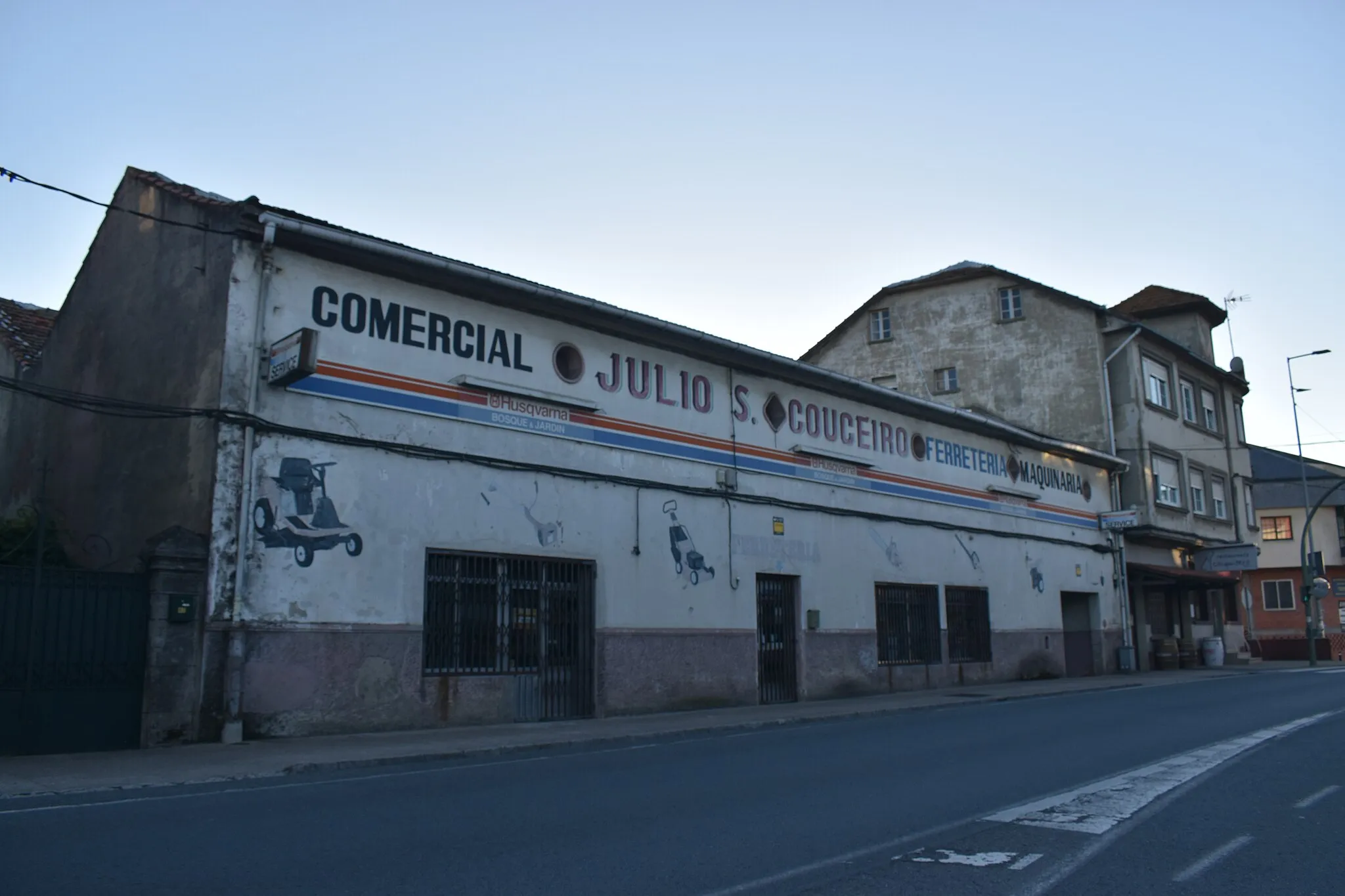 Photo showing: Comercial Julio Couceiro na Brea (Guísamo, Bergondo)