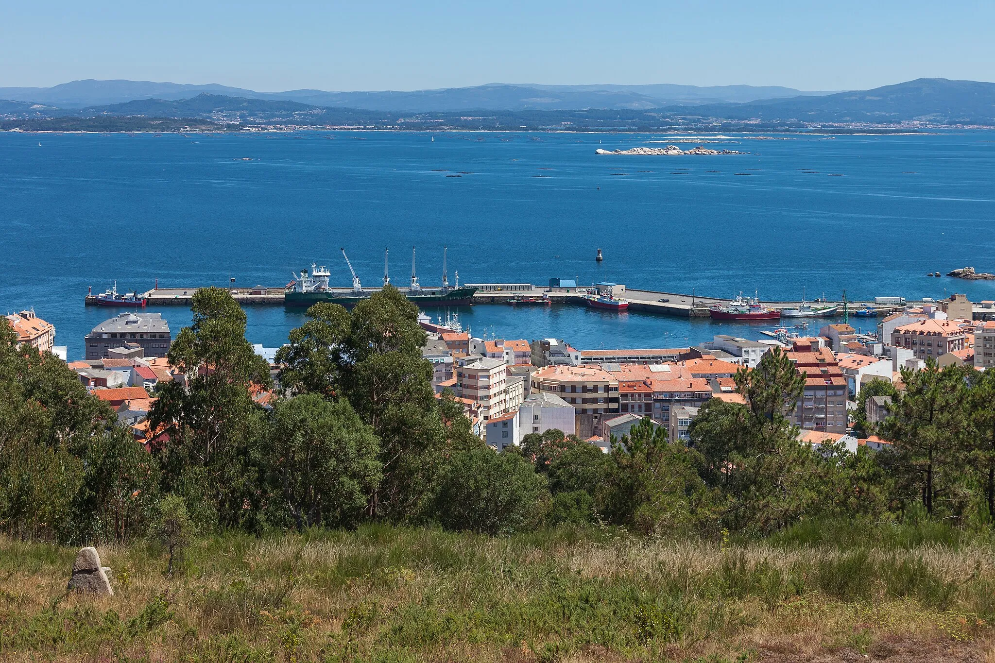 Photo showing: View of Ribeira fron the recreational area of San Roque, Ribeira, Galicia (Spain). Ria of Arousa.