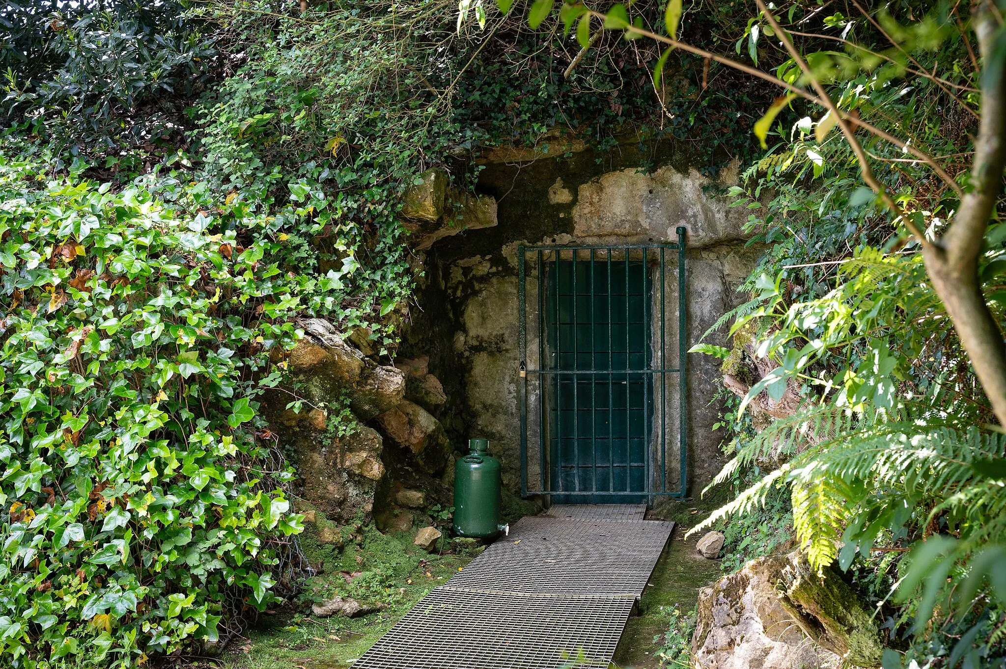 Photo showing: Besuchereingang der Cueva de Altamira bei Santillana del Mar, Kantabrien, Spanien.