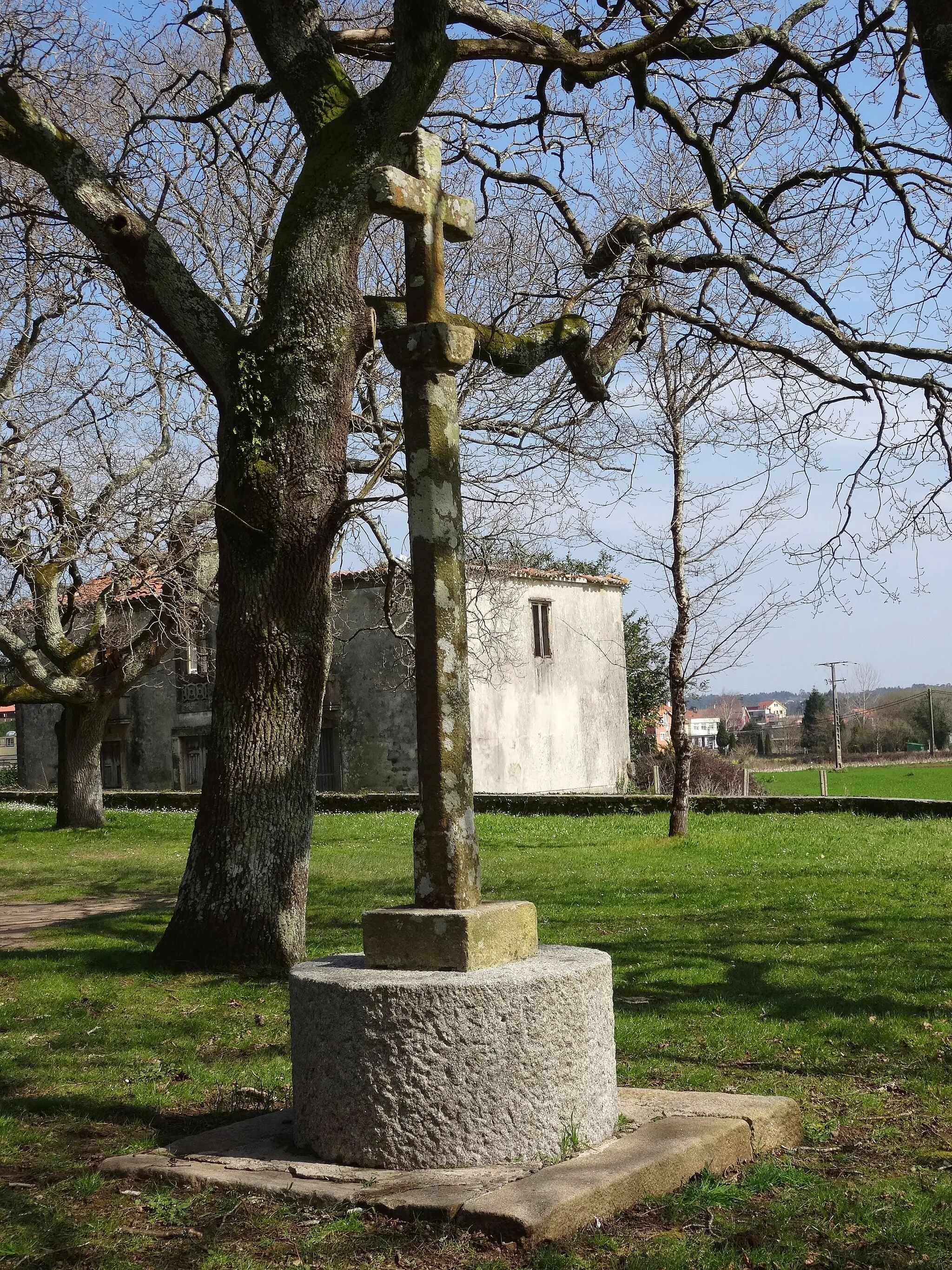 Photo showing: Cruceino no Campo de San Pedro, na parroquia de Cances, Carballo.