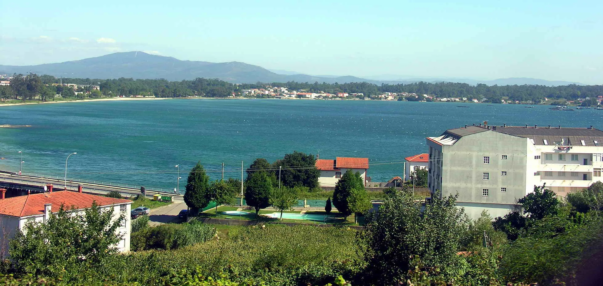 Photo showing: self made. Ría de Arousa - Galicia - Spain  Foto tirada desde a vía rápida do Barbanza (entre Rianxo e Boiro) a 80 ou 90km por hora