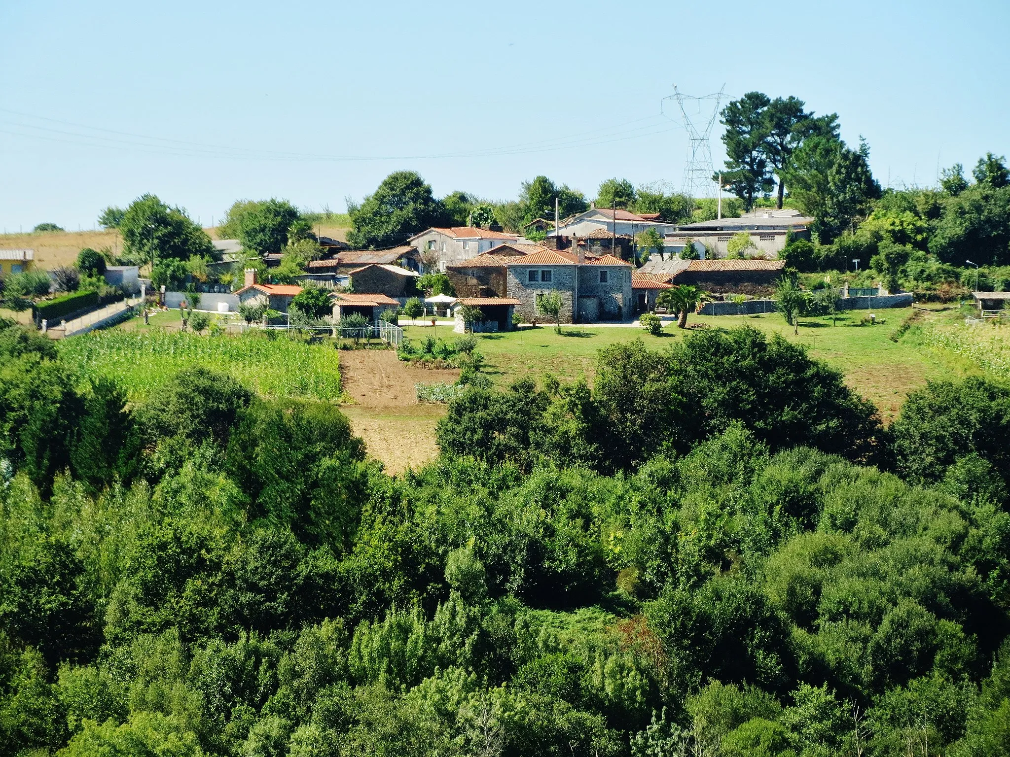 Photo showing: Fonsá village, in Aiazo (Frades, Galicia) with the Pazo of Mariñas in the centre of the picture