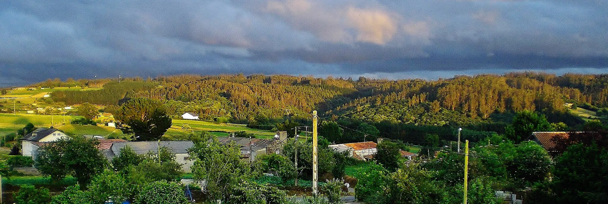 Photo showing: Vista da zona de Fontelo (Aiazo, Frades) e, ao fondo, os montes de Barcia e Tambre, coas súas fragas (Pastor e Lardeiros, O Pino)