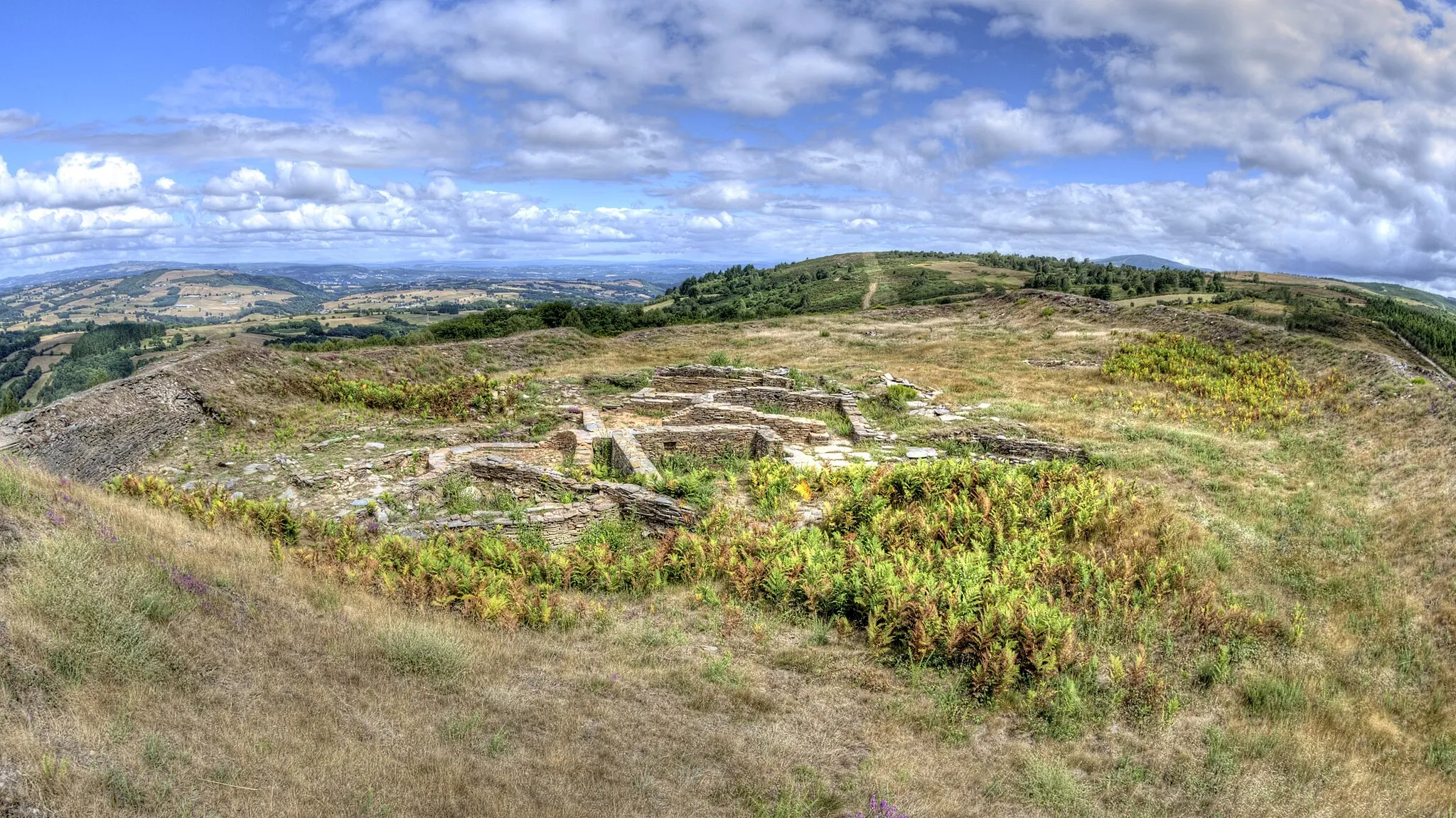 Photo showing: Castro cerca del pueblo del mismo nombre, en Samos, Lugo. Tiene hasta cuatro murallas con fosos y aún está parcialmente excavado.