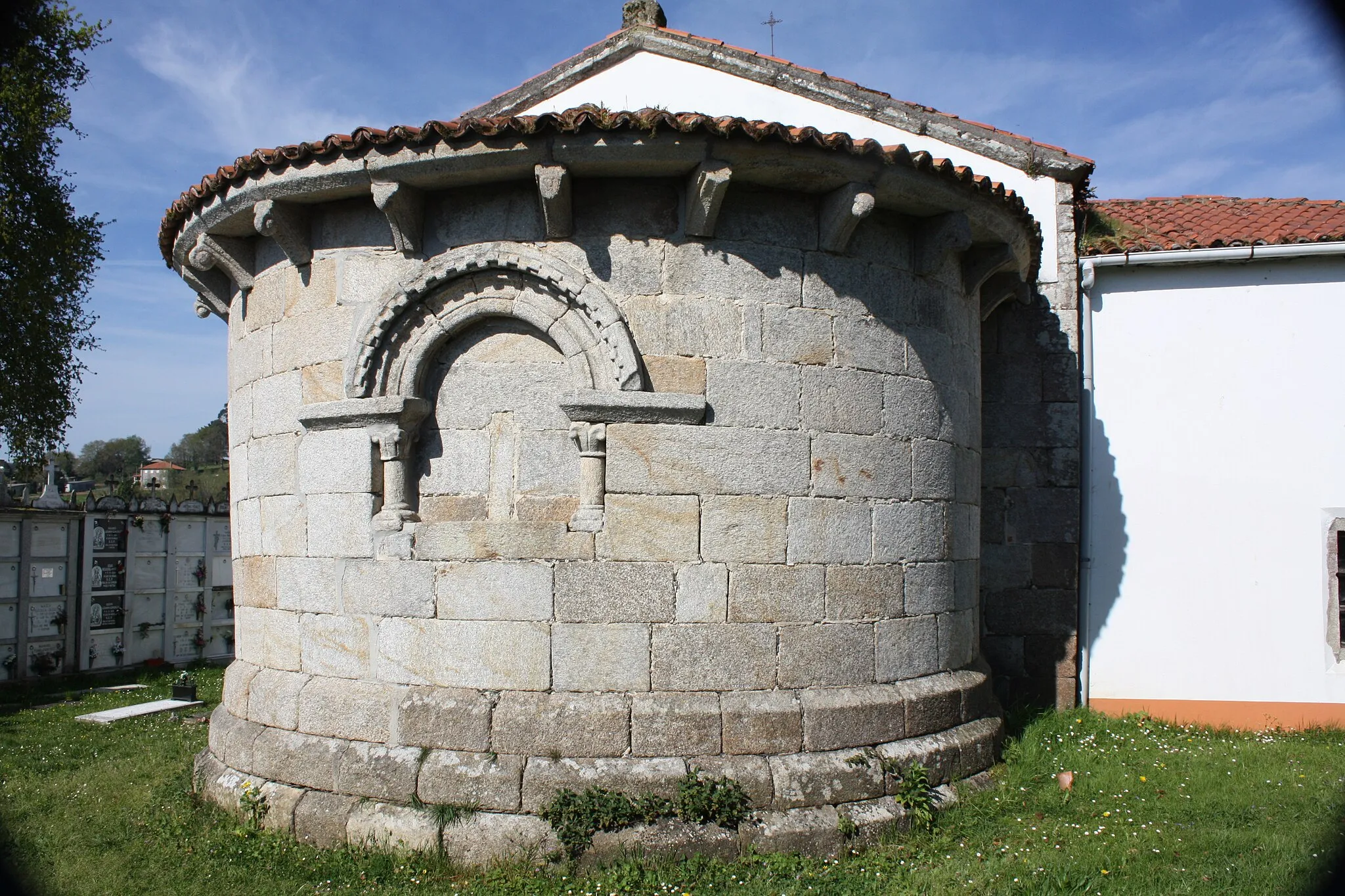 Photo showing: Ábsida da igrexa de Santa María de Sendelle (Boimorto, A Coruña)
