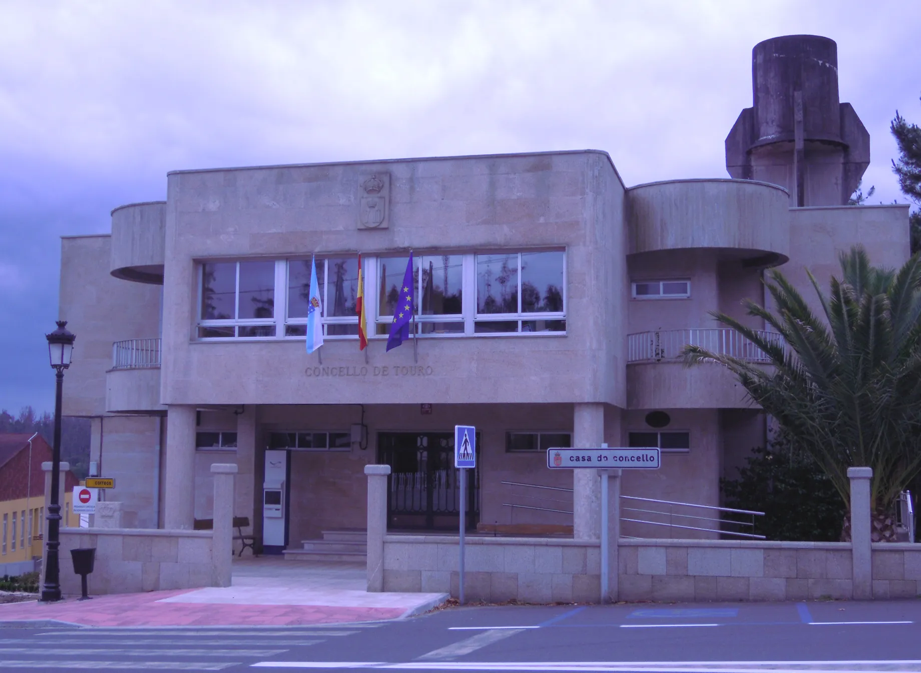 Photo showing: Casa consistorial de Touro, no lugar de Fonte Díaz. Categoría:Imaxes de Touro

Categoría:Imaxes das casas dos concellos da provincia da Coruña