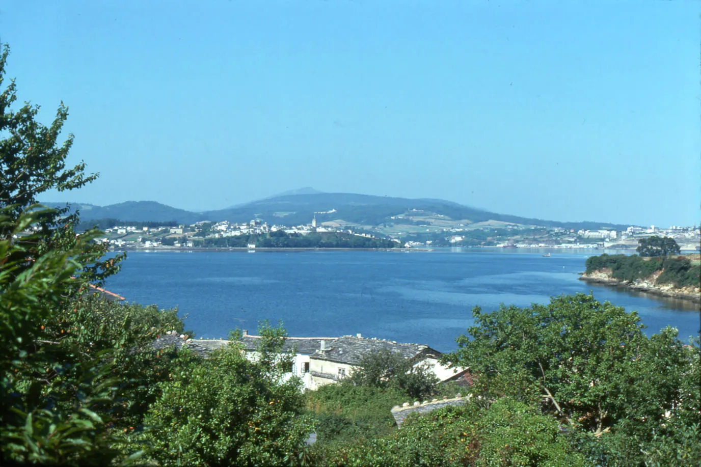 Photo showing: Castropol (Asturias, España) y la ensenada de la Liñeira, en la Ría de Ribadeo, vistos desde ese lugar. C. 1975