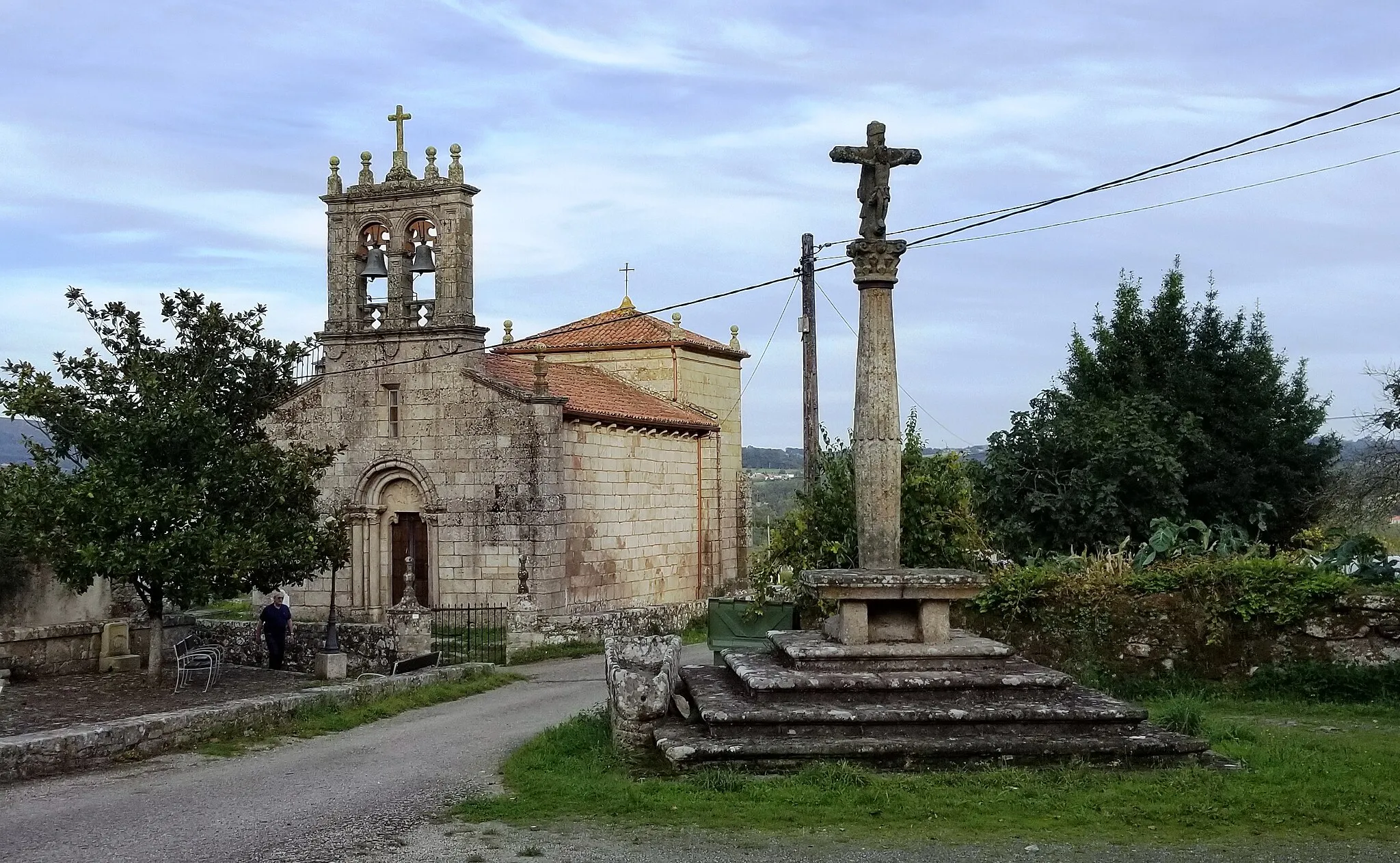 Photo showing: Iglesia de Santiago de Taboada y cruceiro.
