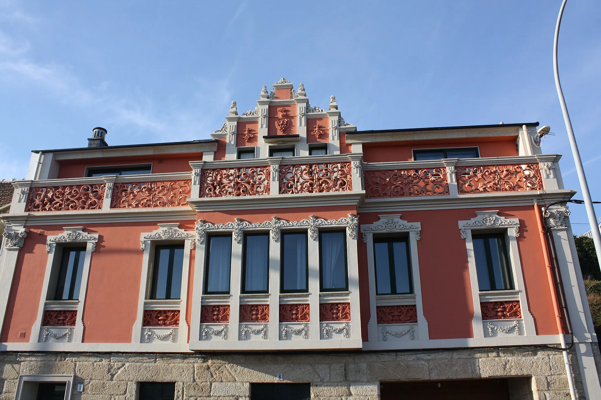 Photo showing: Edificio con decoración modernista no lugar da Granxa, parroquia de Dorrón, concello de Sanxenxo (Pontevedra)