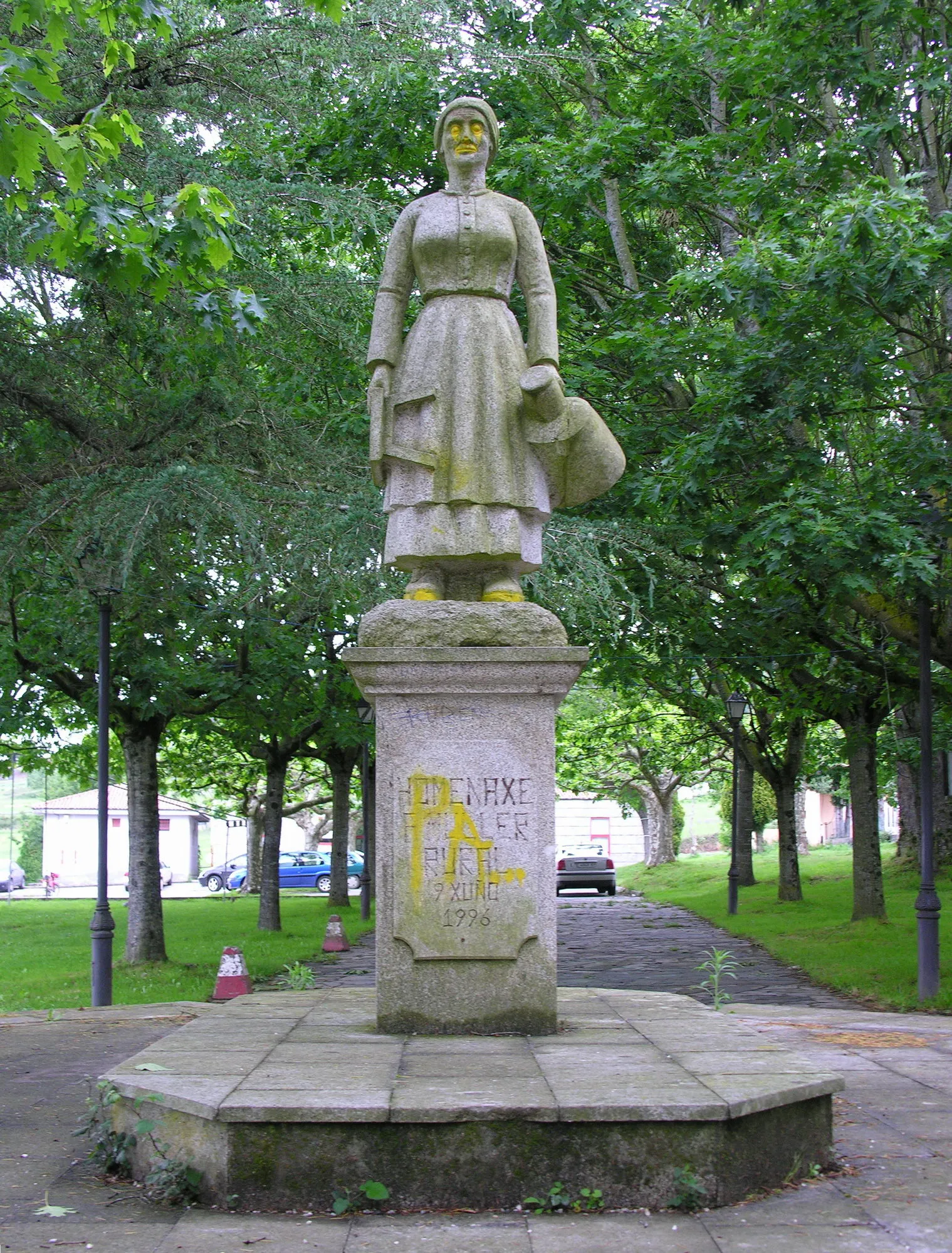 Photo showing: Ponte Carreira, Santa Mariña de Gafoi, Frades, A Coruña, Galiza, Spain. Estatua en homenaxe á muller rural