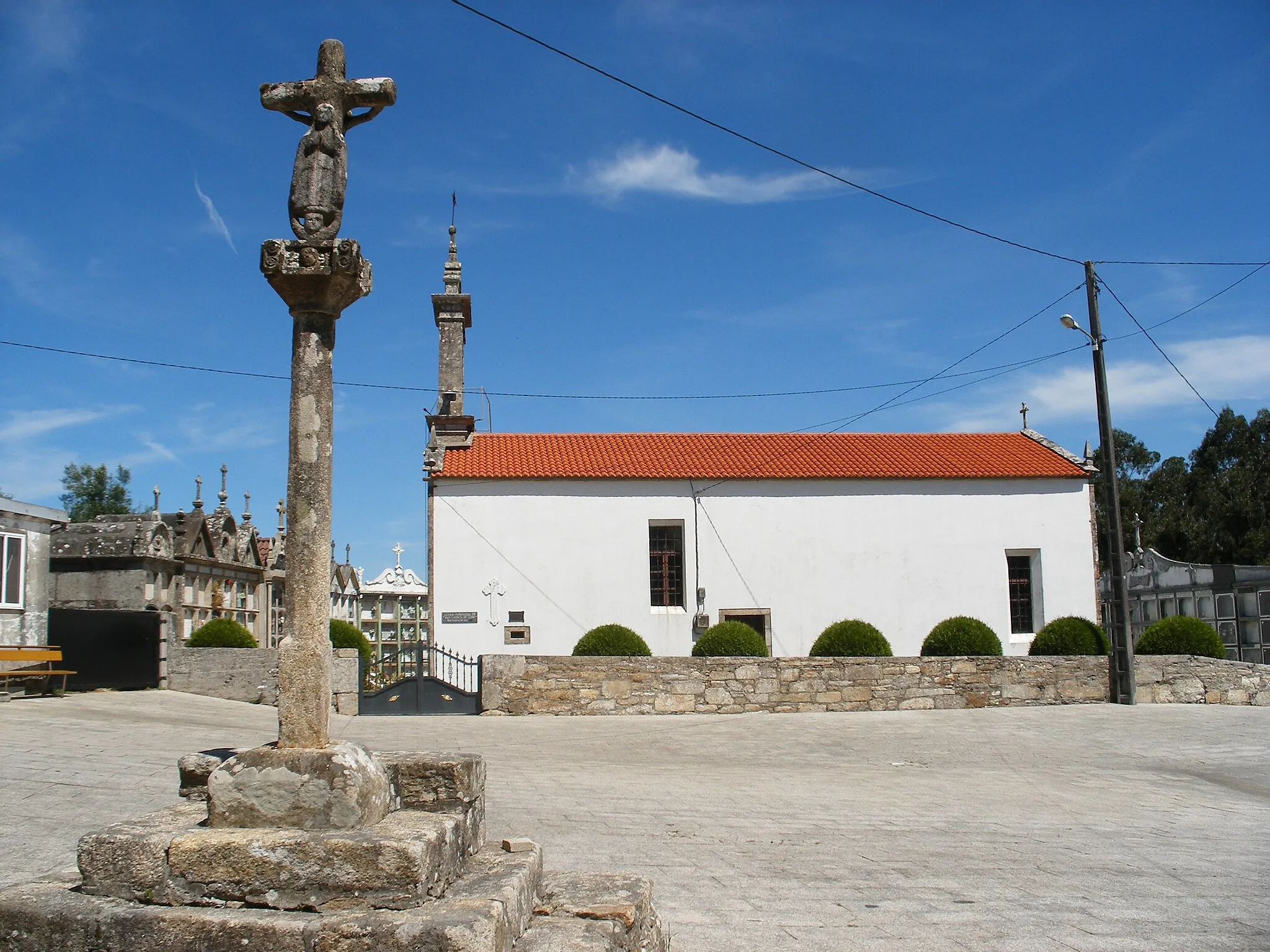 Photo showing: Cruceiro e igrexa parroquial de Cuns no concello coruñés de Coristanco