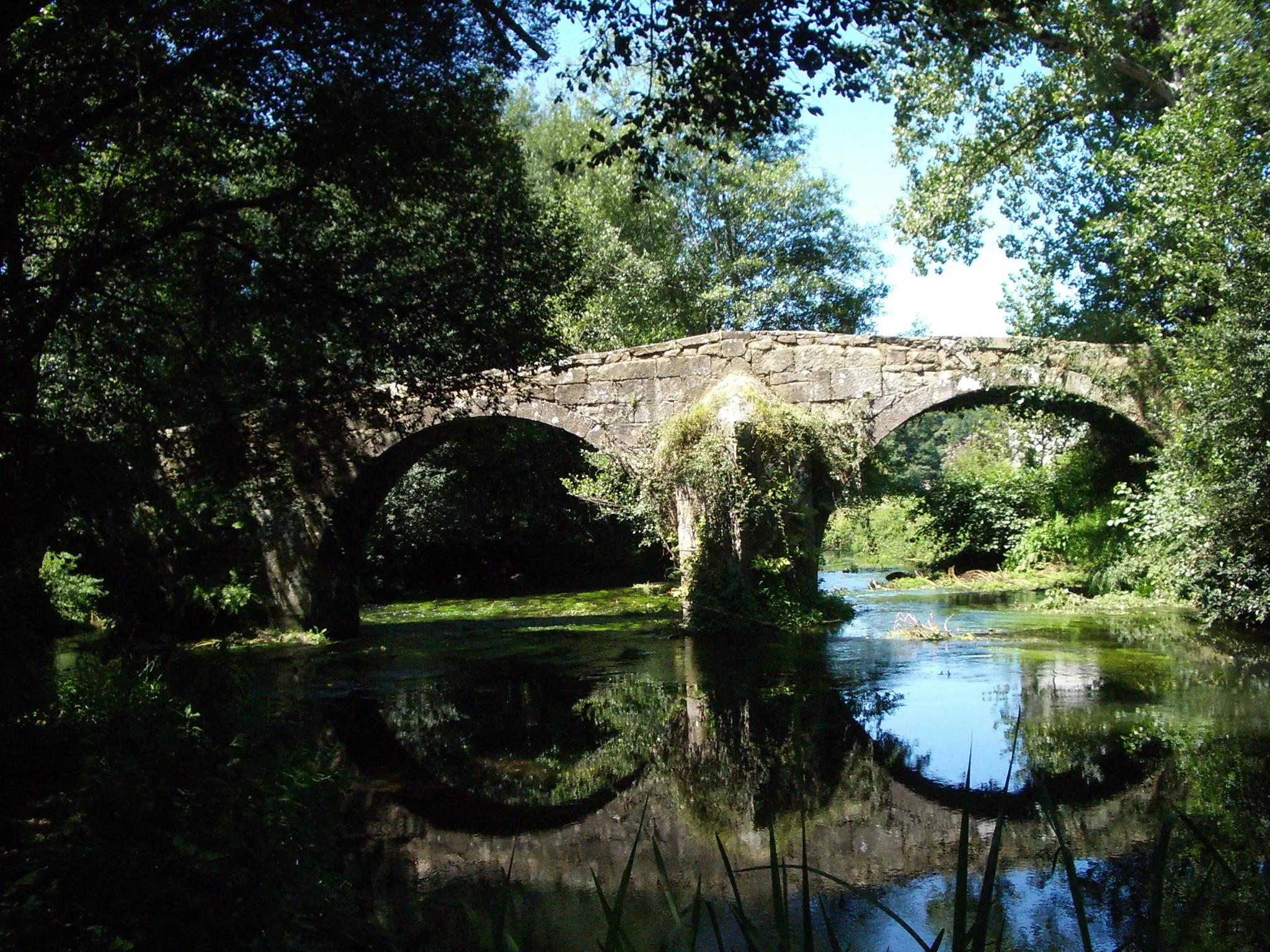 Photo showing: Bridge with Roman way, situated on the river Rosende, main tributary of the river Anllóns and natural limit between town halls of Carballo and Coristanco (La Coruña, Galicia, Spain). Step of the former high road.
His length is 40 metres, gauge of 2,60 metres, with 4 asymmetrical arches, the biggest ones are in the shore of Carballo.