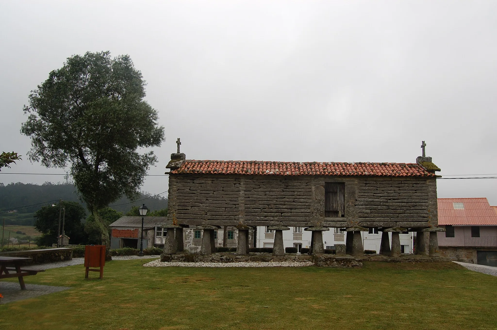 Photo showing: Hórreo galego da variedade Fisterra, xunto á igrexa parroquial de Dumbría (Dumbría).