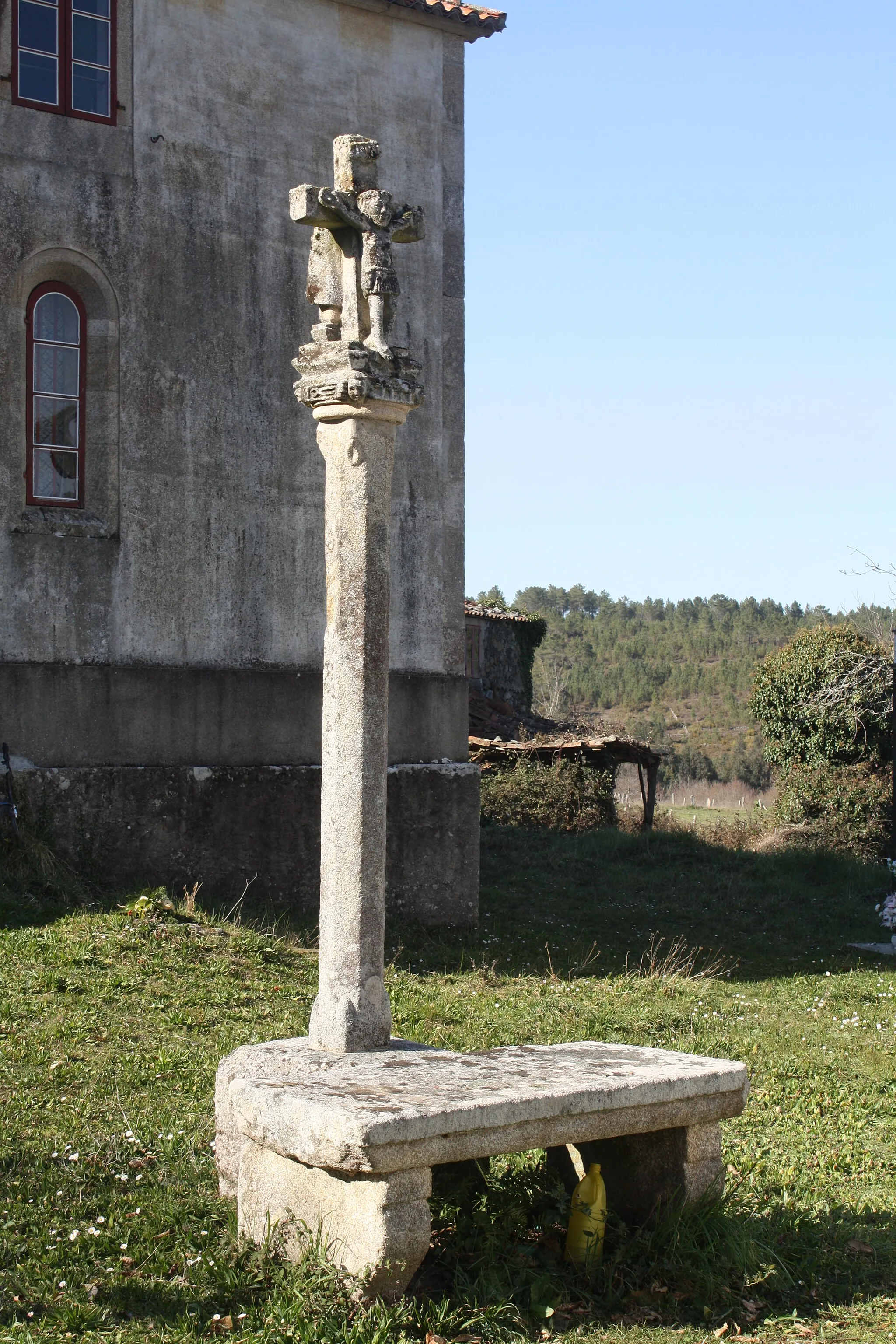 Photo showing: Cruceiro no adro da igrexa parroquial de Basadre (Agolada, Pontevedra)