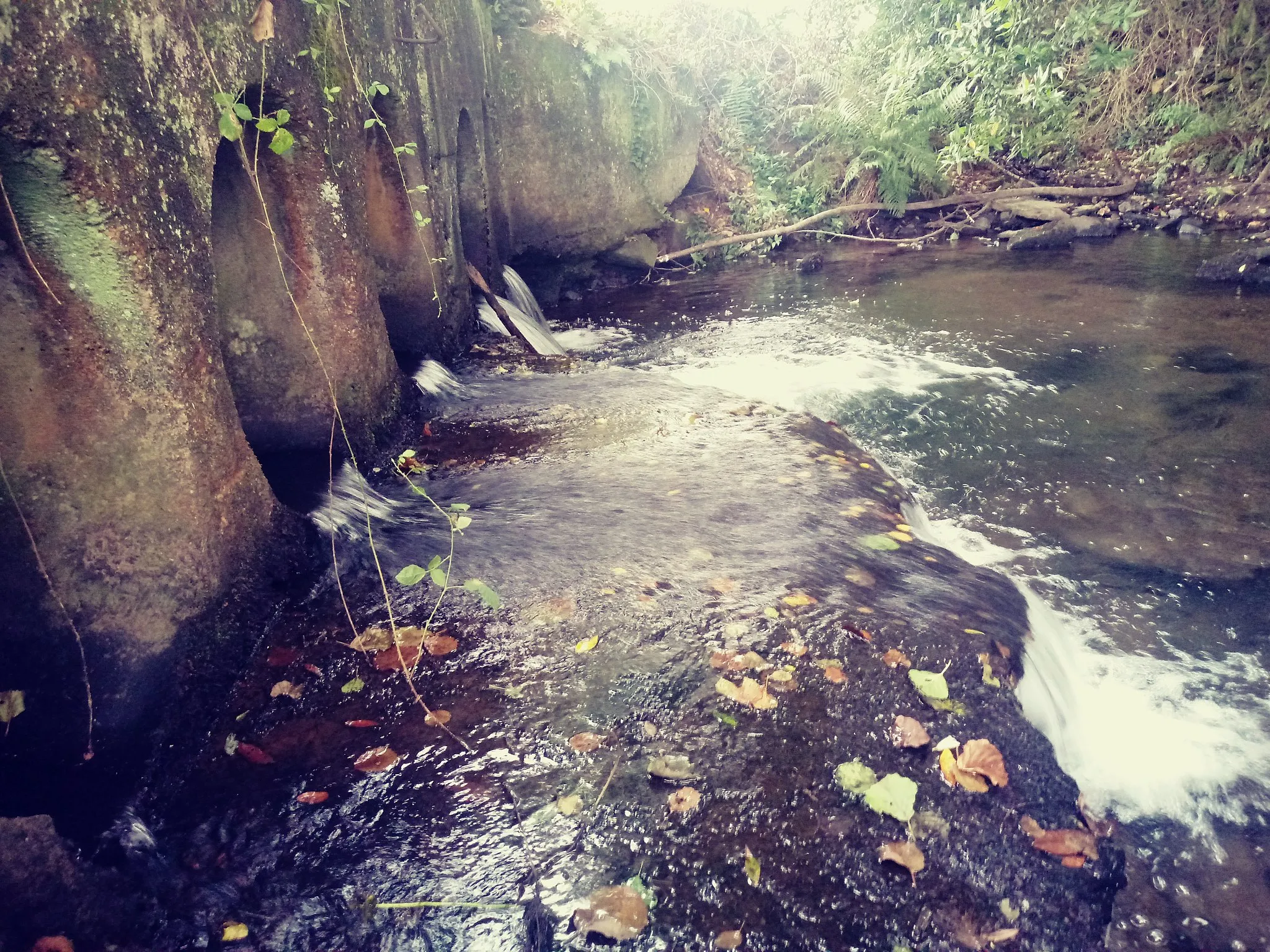 Photo showing: A ponte do Amenal ten unha serie de tubaxes na parte inferior para dar saída ao rego do Amenal.