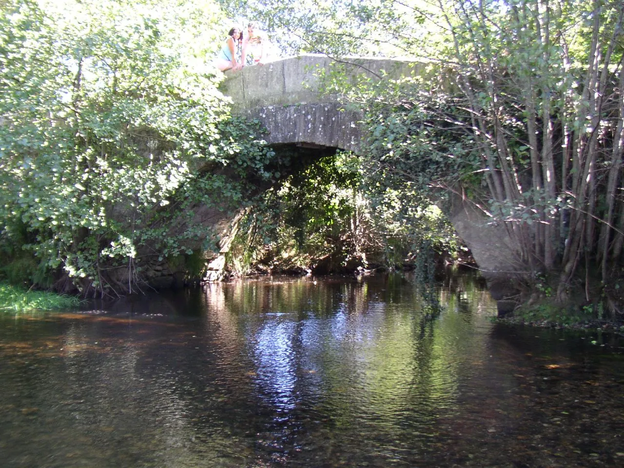 Photo showing: Puente medieval sobre el río Iso.