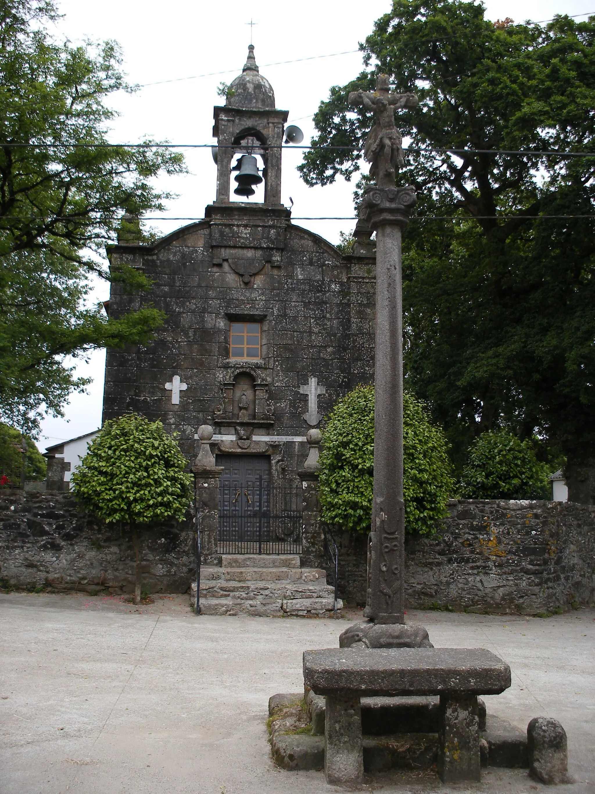 Photo showing: Cruceiro e igrexa parroquial de Alón no concello coruñés de Santa Comba